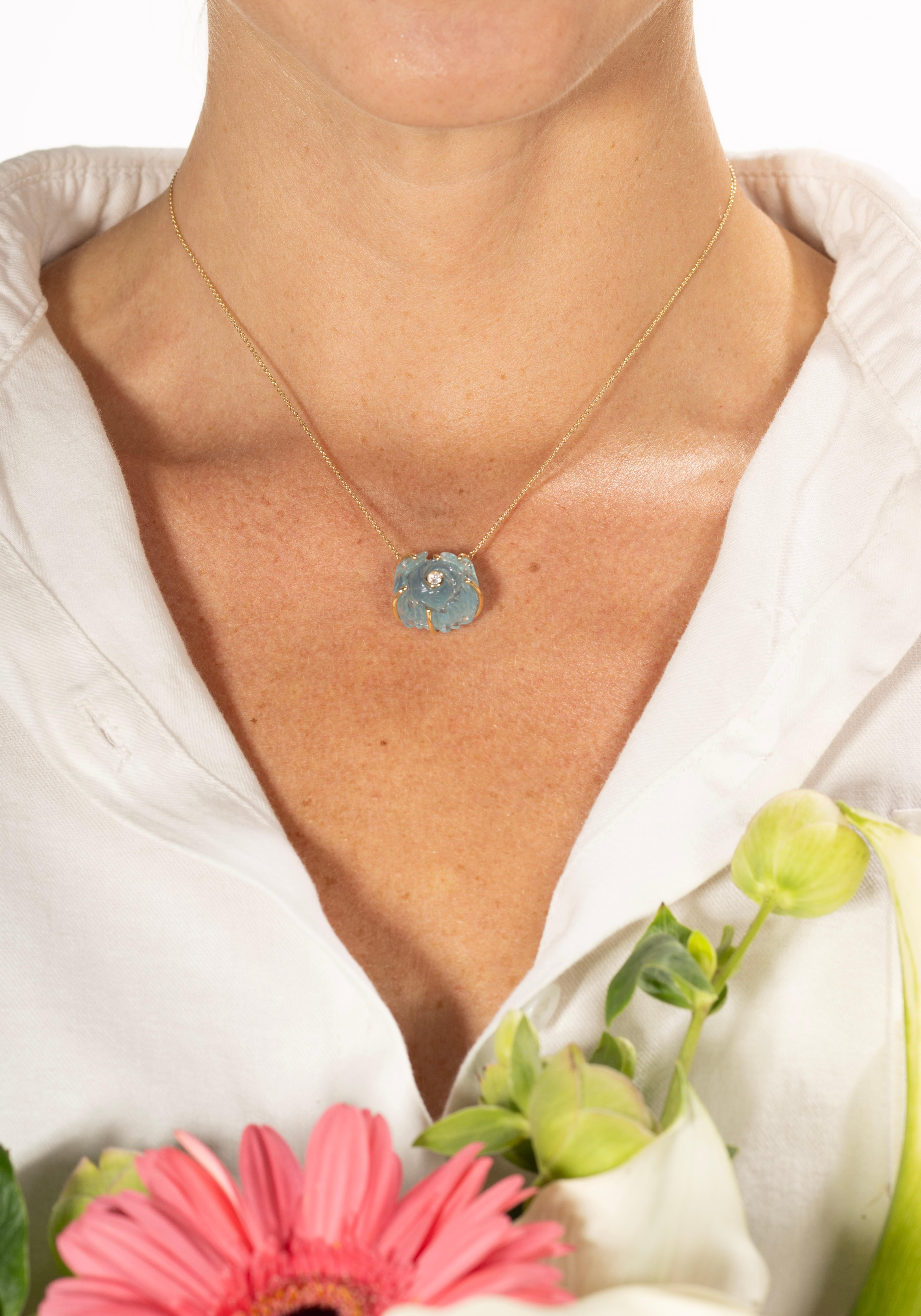 Collier en or jaune 18 carats avec pendentif aigue-marine et diamant sculpté à la main en vente 4