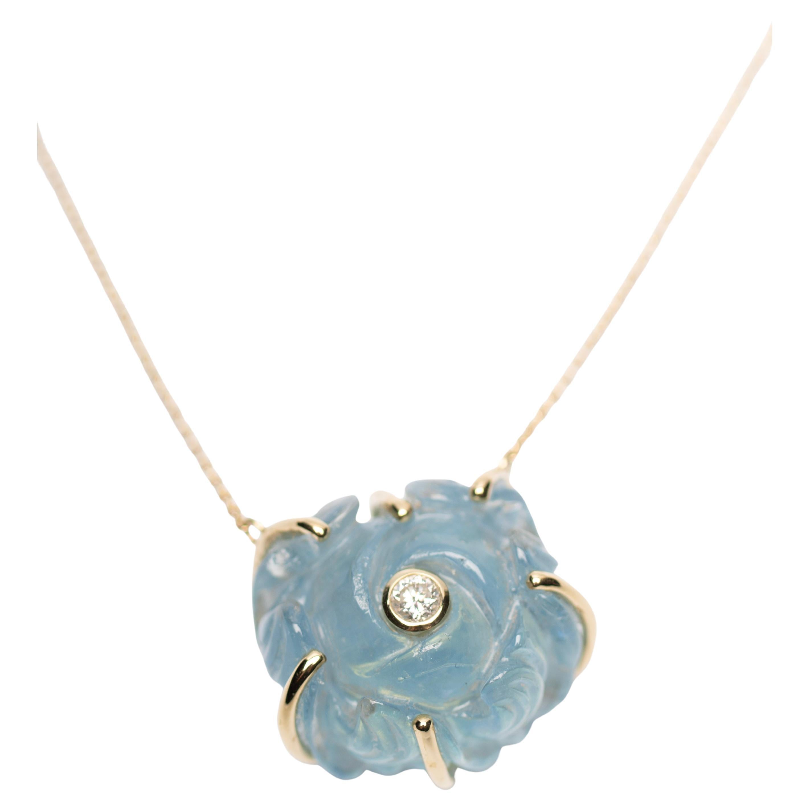 Collier en or jaune 18 carats avec pendentif aigue-marine et diamant sculpté à la main en vente