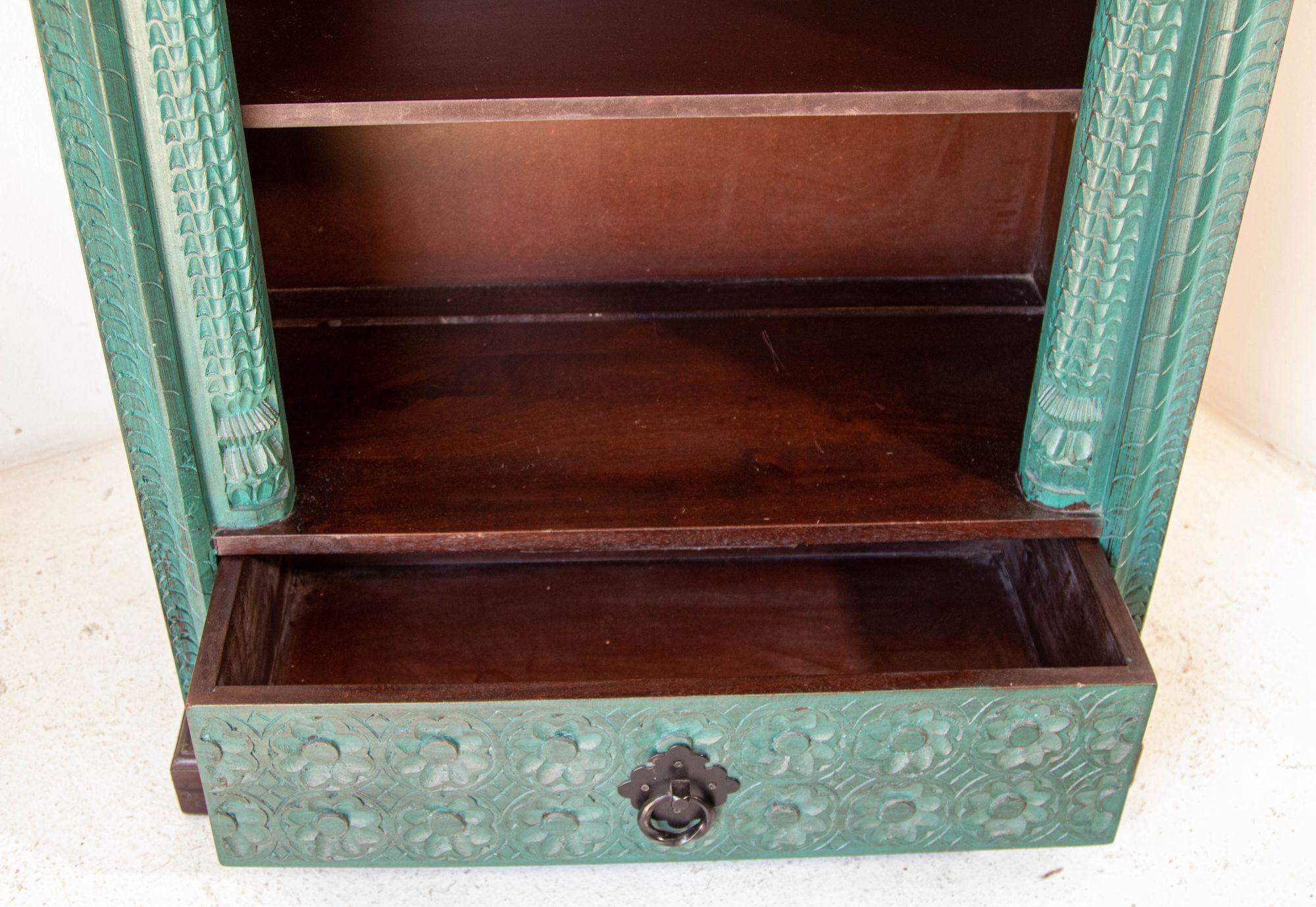 Handgeschnitzter Bücherregal mit Bogenschrank aus Holz in rustikalem Blau im Angebot 6