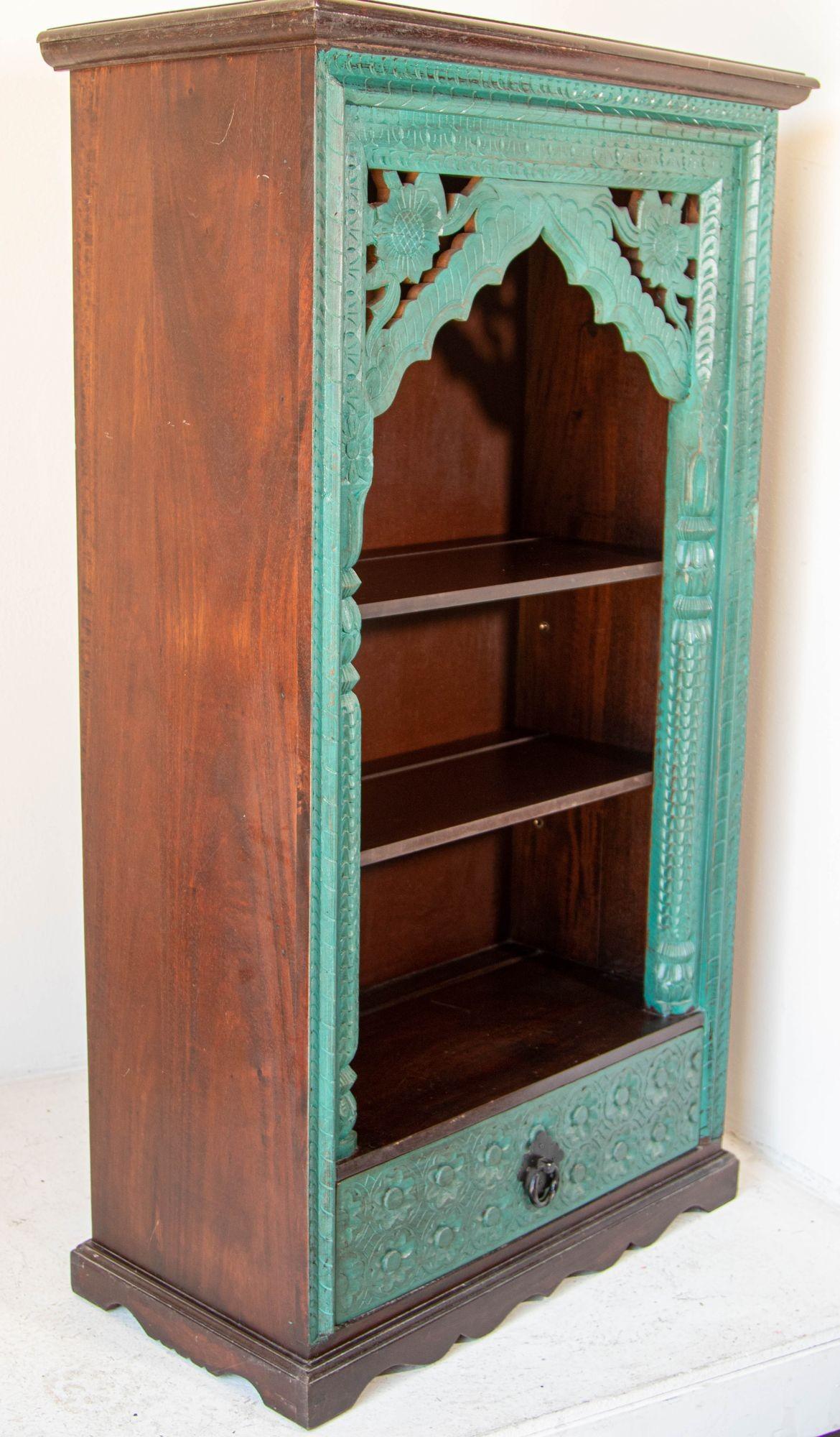 Handgeschnitzter Bücherregal mit Bogenschrank aus Holz in rustikalem Blau (Maurisch) im Angebot