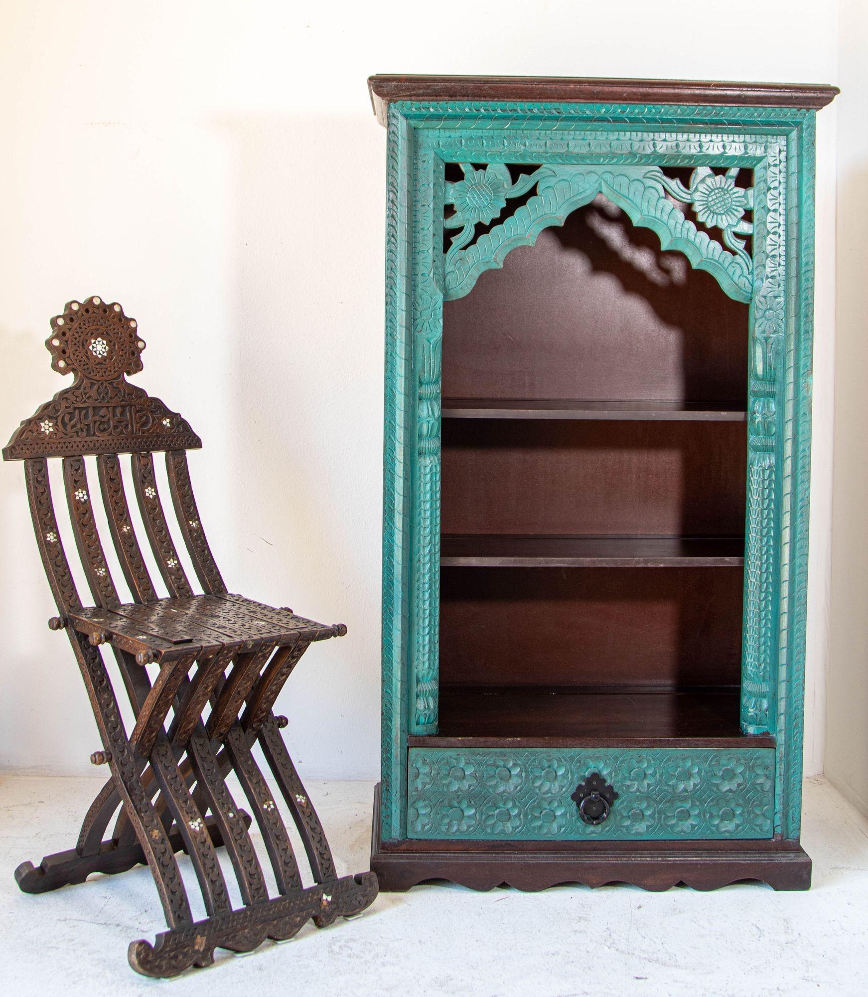 Handgeschnitzter Bücherregal mit Bogenschrank aus Holz in rustikalem Blau (Indisch) im Angebot