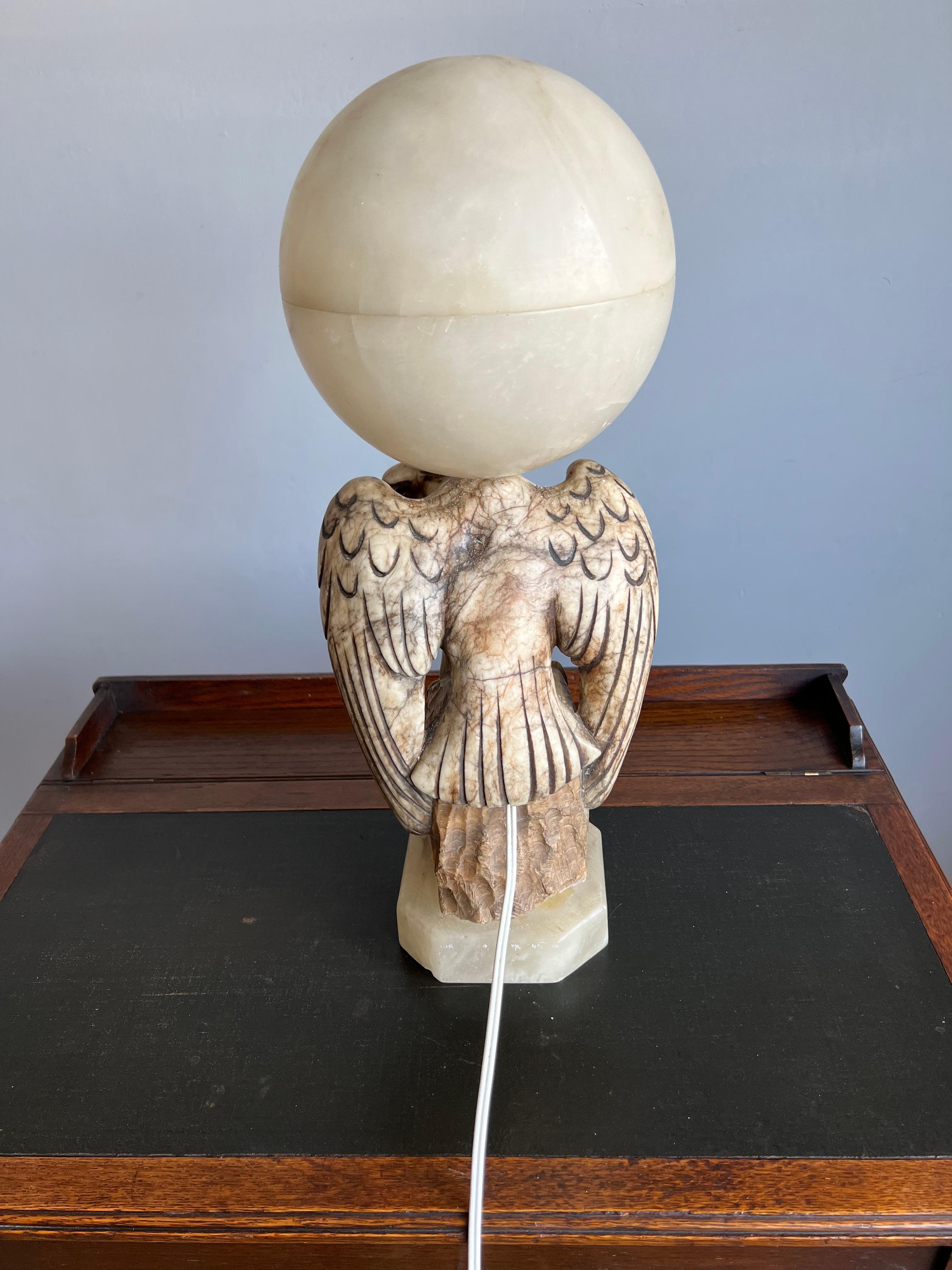 Lampe de table Art Déco sculptée à la main, aigle en marbre et abat-jour en albâtre, années 1920 en vente 4