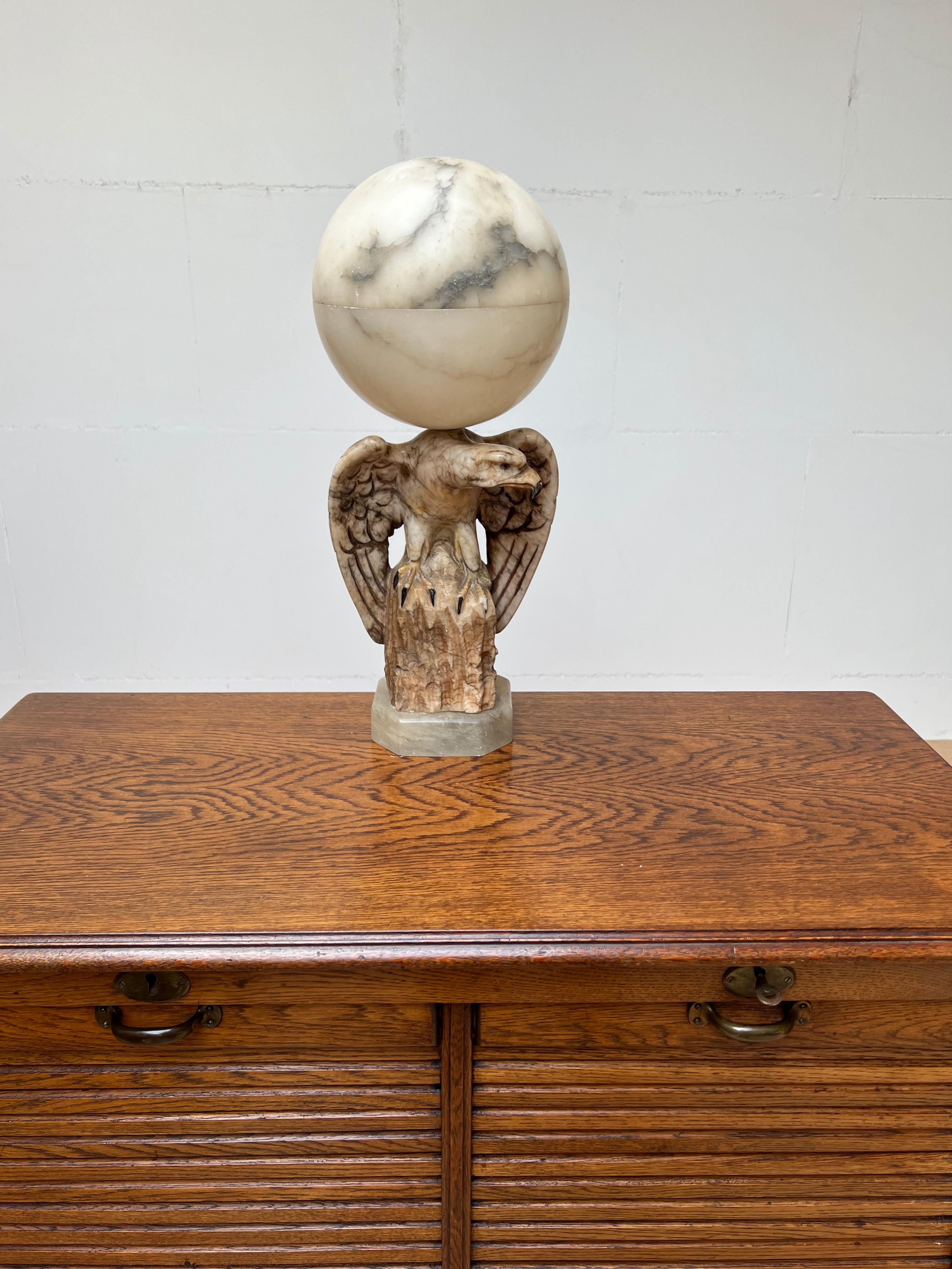 Lampe de table en forme d'aigle ailé, très décorative et de qualité, sculptée.

Entièrement fabriquée à la main à partir de matériaux naturels, cette lampe de table en forme d'aigle rare est une merveilleuse œuvre d'art le jour et un luminaire