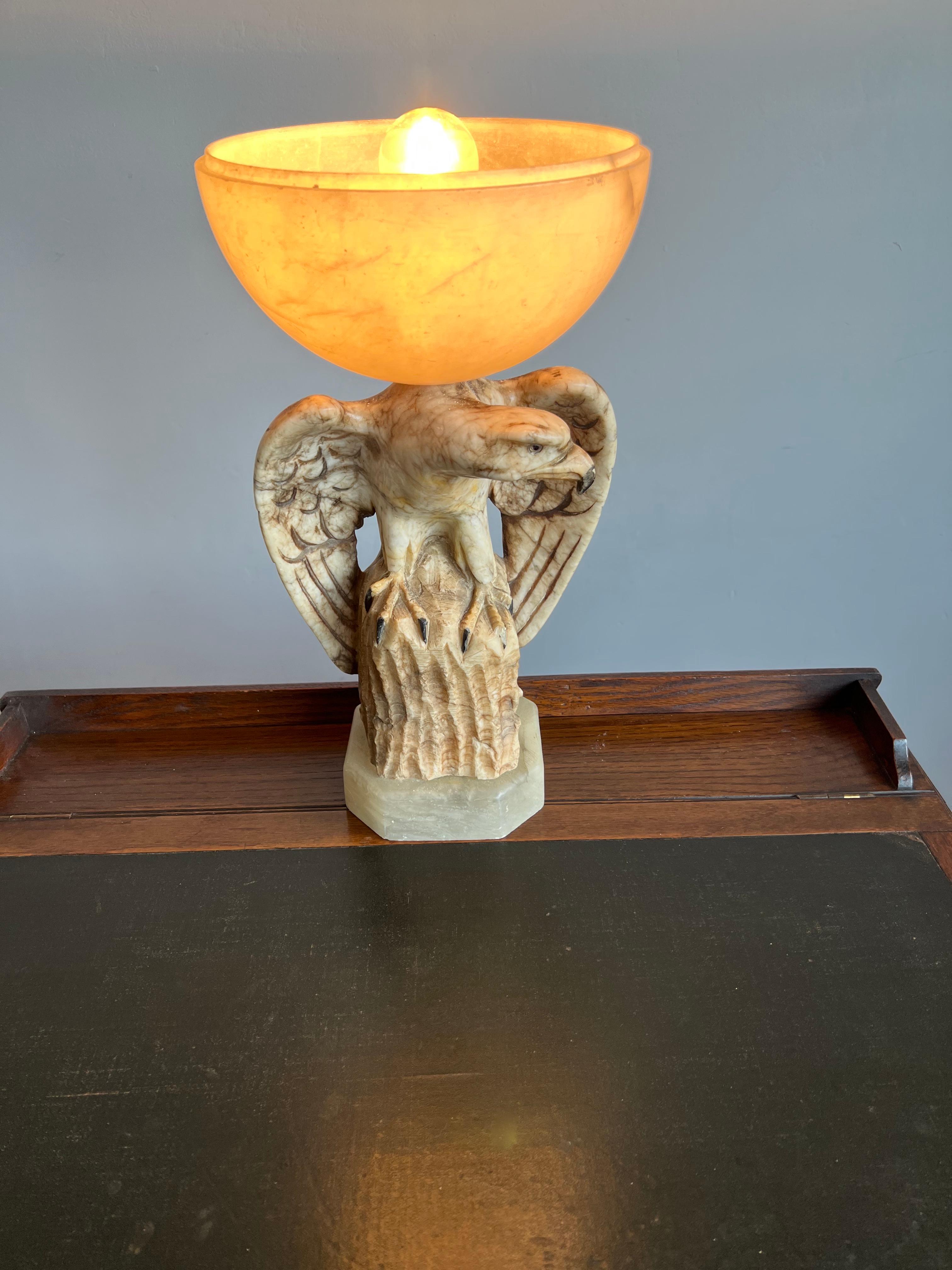 Lampe de table Art Déco sculptée à la main, aigle en marbre et abat-jour en albâtre, années 1920 en vente 12