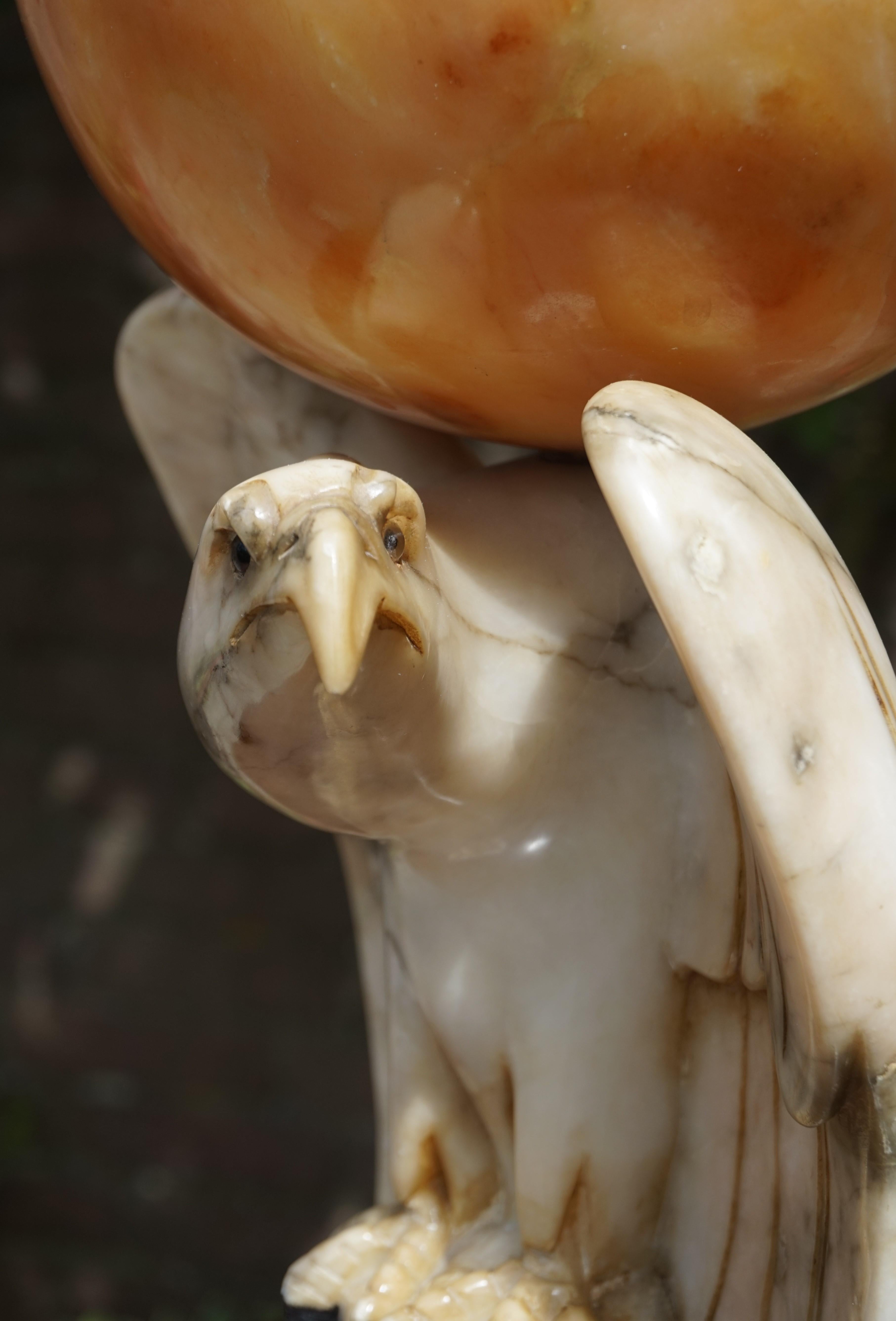 Art déco Aigle en marbre sculpté à la main:: époque Art Déco & Lampe de table à abat-jour en albâtre:: années 1920