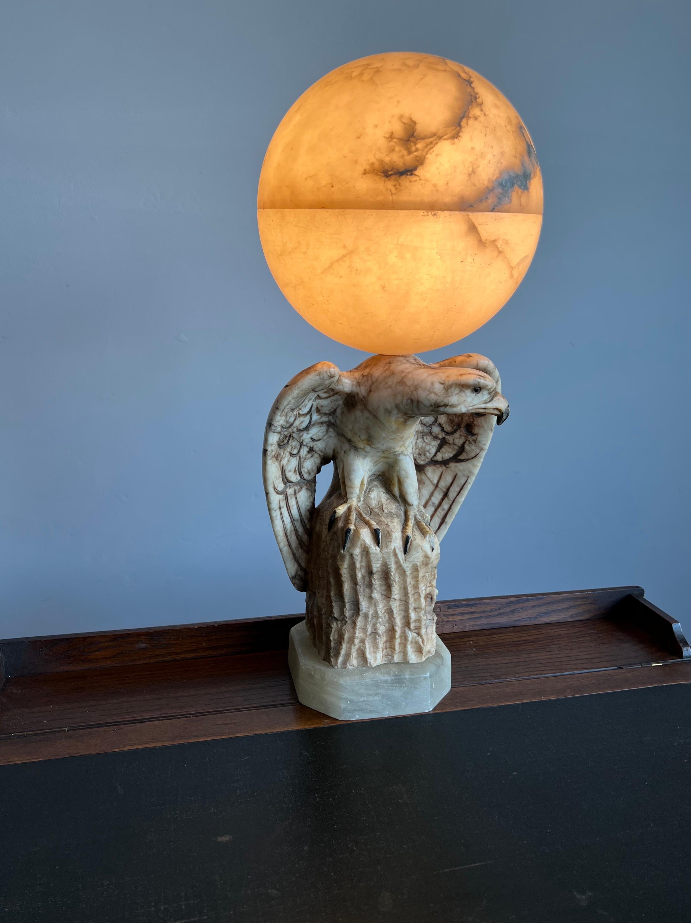 Art déco Lampe de table Art Déco sculptée à la main, aigle en marbre et abat-jour en albâtre, années 1920 en vente