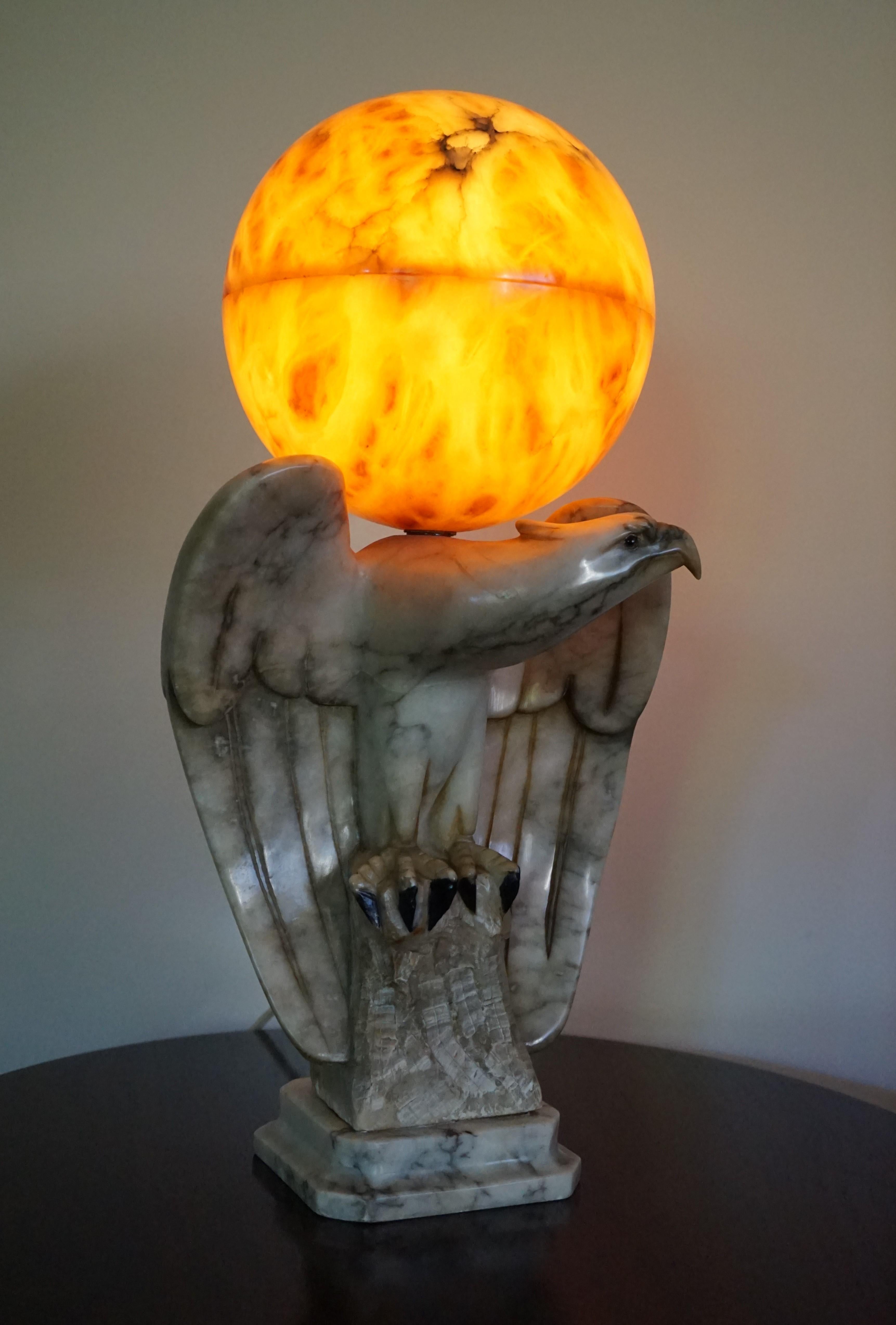 Européen Aigle en marbre sculpté à la main:: époque Art Déco & Lampe de table à abat-jour en albâtre:: années 1920