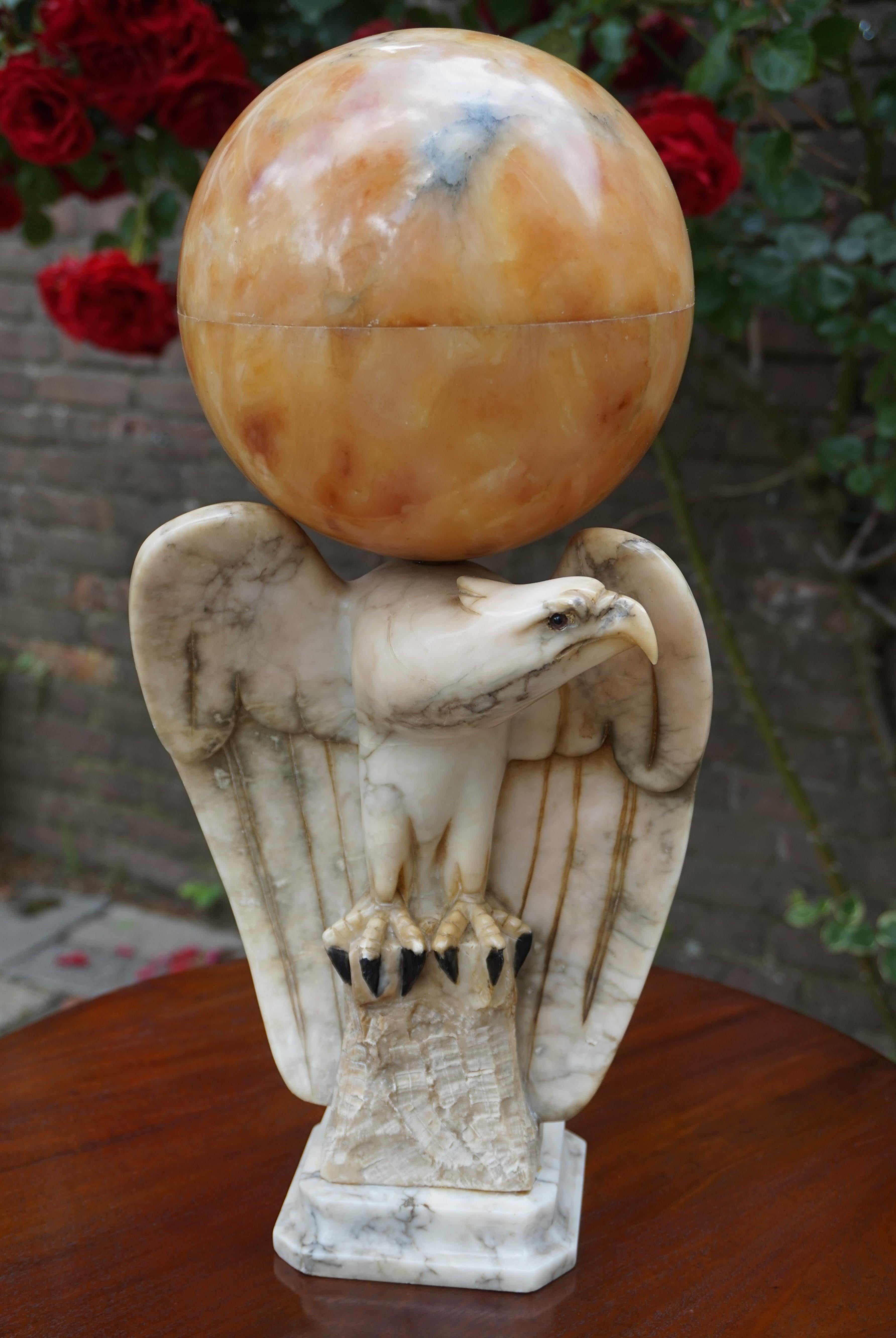 Sculpté à la main Aigle en marbre sculpté à la main:: époque Art Déco & Lampe de table à abat-jour en albâtre:: années 1920