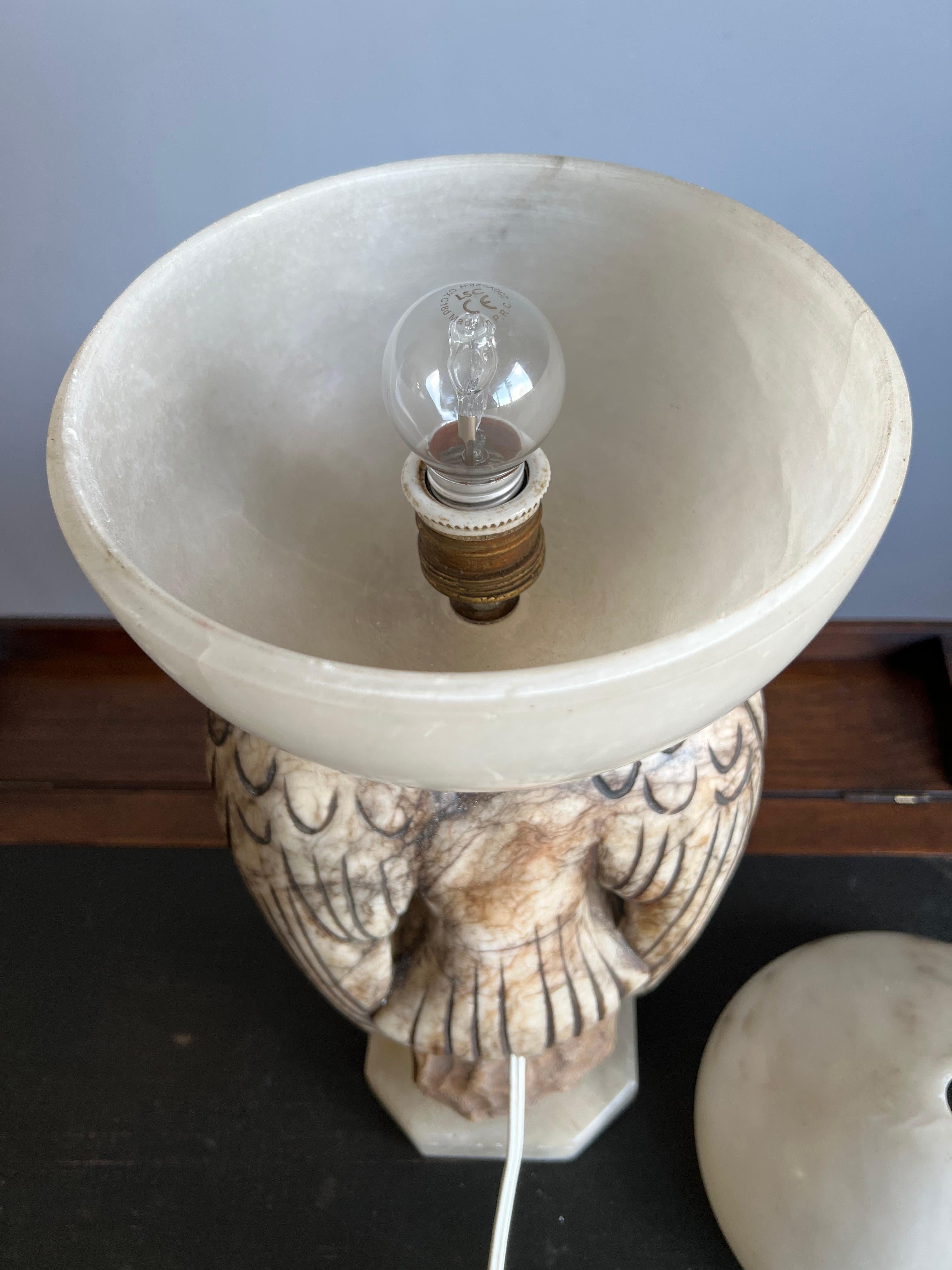 Poli Lampe de table Art Déco sculptée à la main, aigle en marbre et abat-jour en albâtre, années 1920 en vente