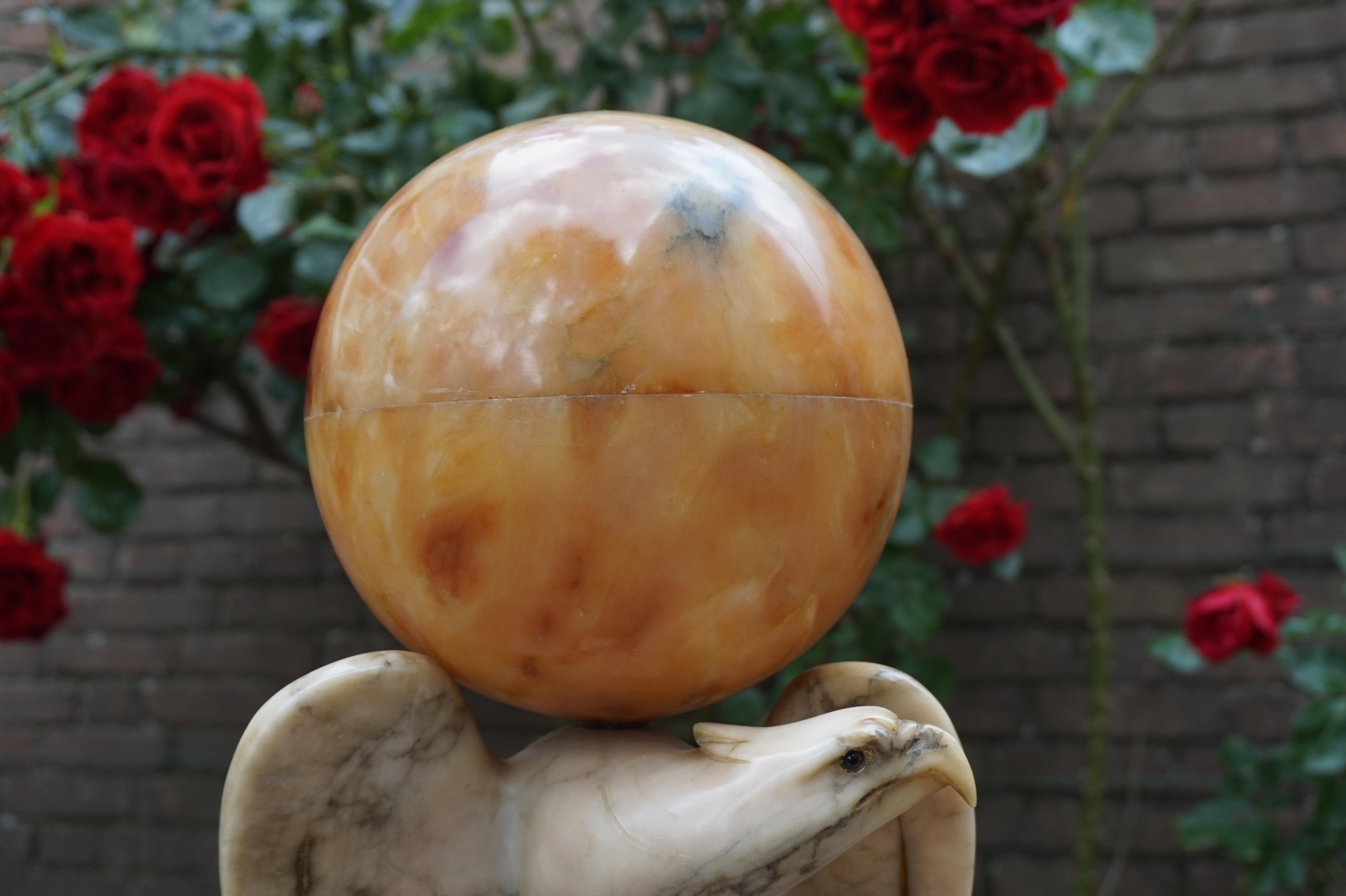 Aigle en marbre sculpté à la main:: époque Art Déco & Lampe de table à abat-jour en albâtre:: années 1920 Excellent état à Lisse, NL