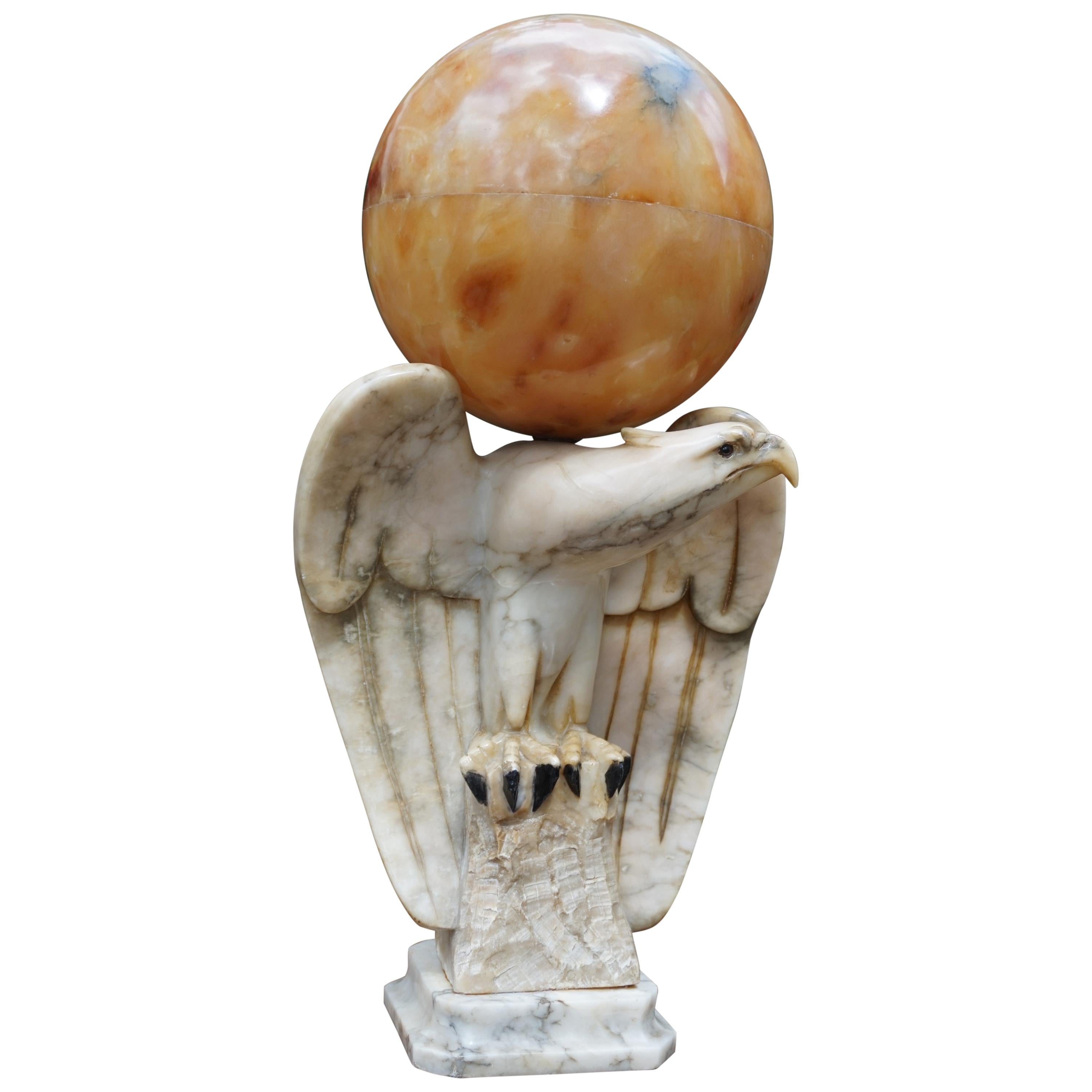 Aigle en marbre sculpté à la main:: époque Art Déco & Lampe de table à abat-jour en albâtre:: années 1920