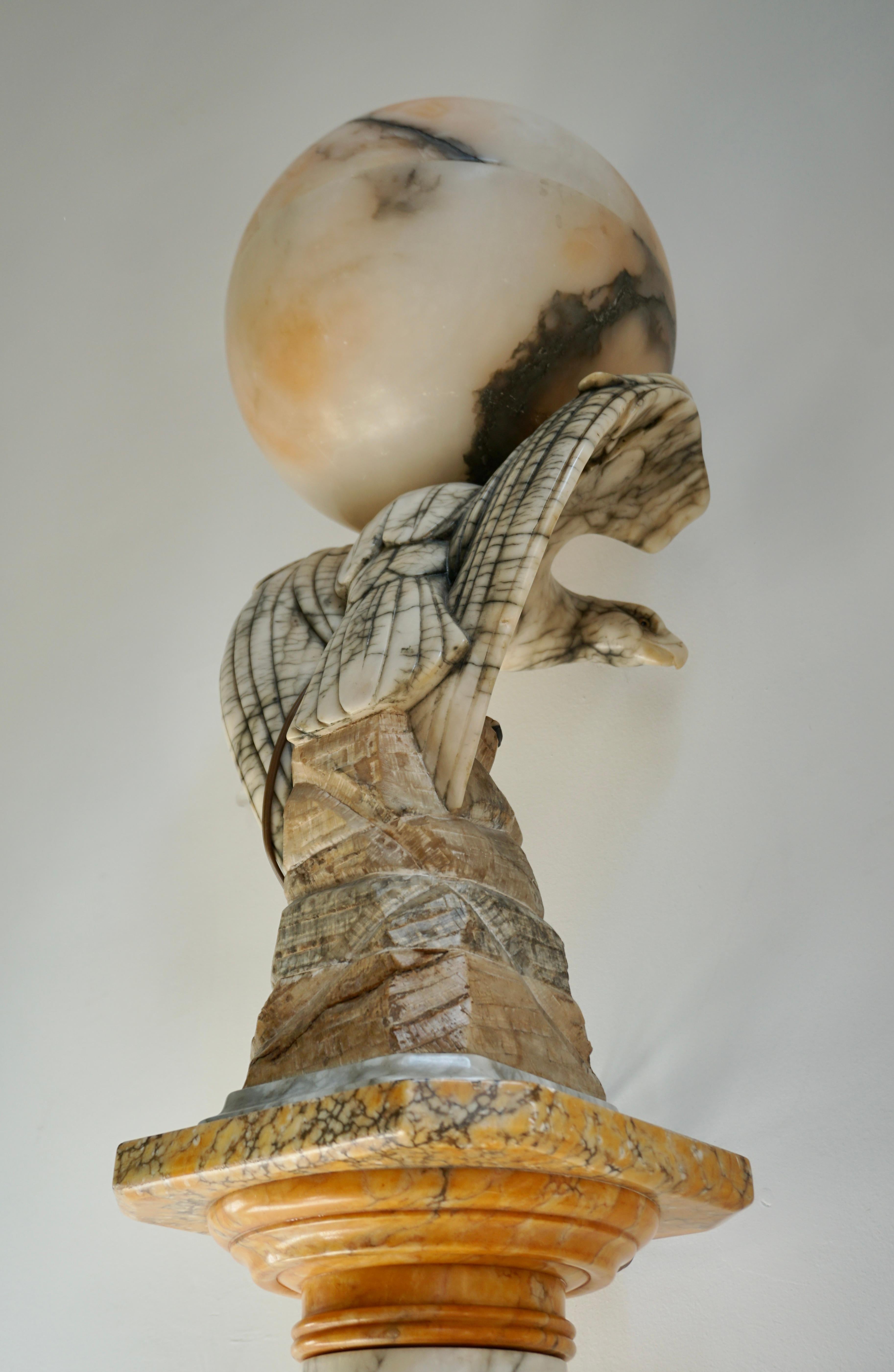 Albâtre Lampe de table sur colonne, aigle en marbre et globe en albâtre, sculptée à la main, époque Art Déco en vente