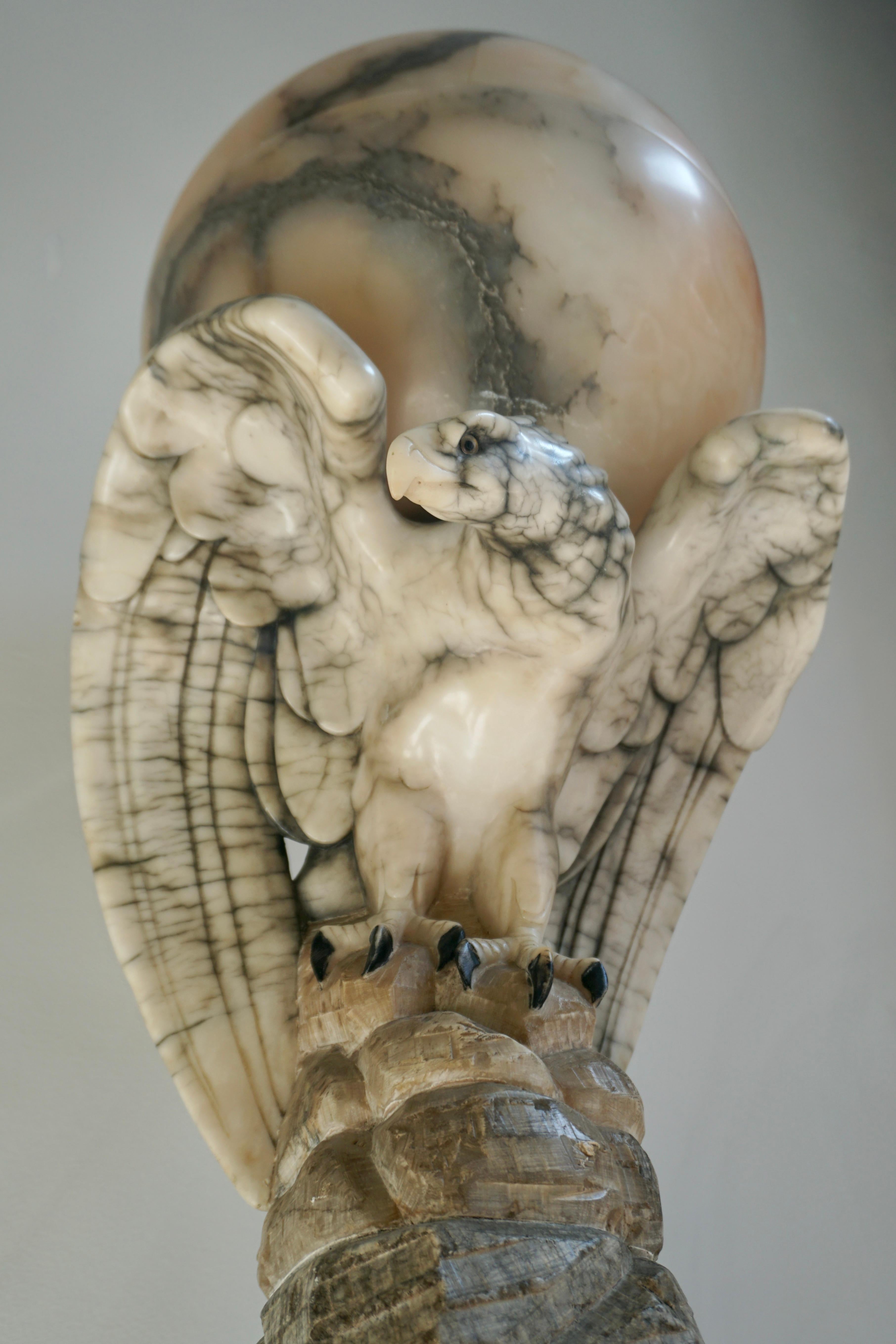 Début du 20ème siècle Lampe de table sur colonne, aigle en marbre et globe en albâtre, sculptée à la main, époque Art Déco en vente