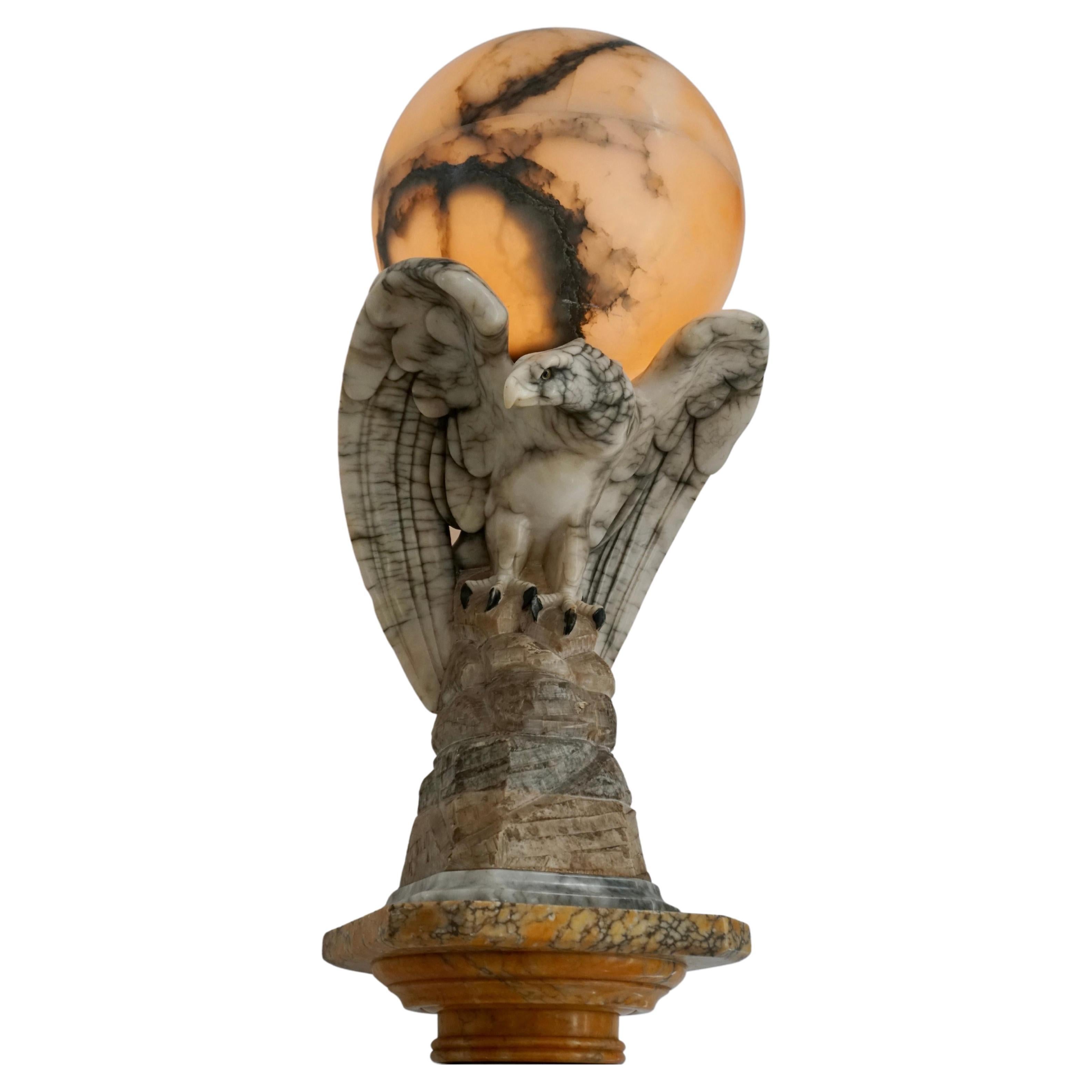 Lampe de table sur colonne, aigle en marbre et globe en albâtre, sculptée à la main, époque Art Déco en vente