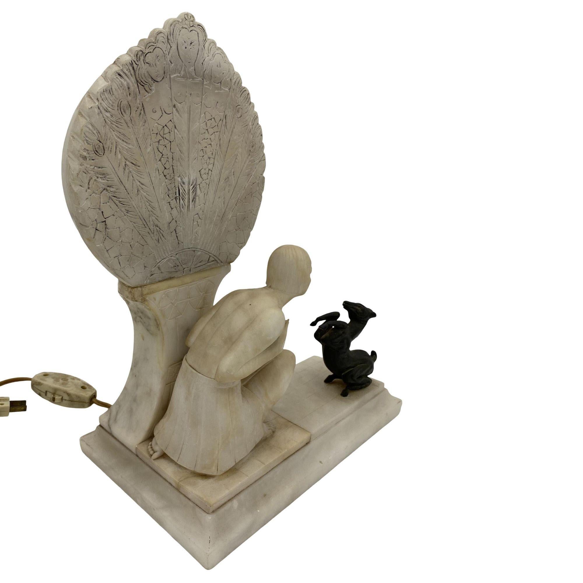 Lampada da tavolo in alabastro con gazzella in bronzo intagliata a mano in stile Art Carved. In condizioni ottime in vendita a Van Nuys, CA