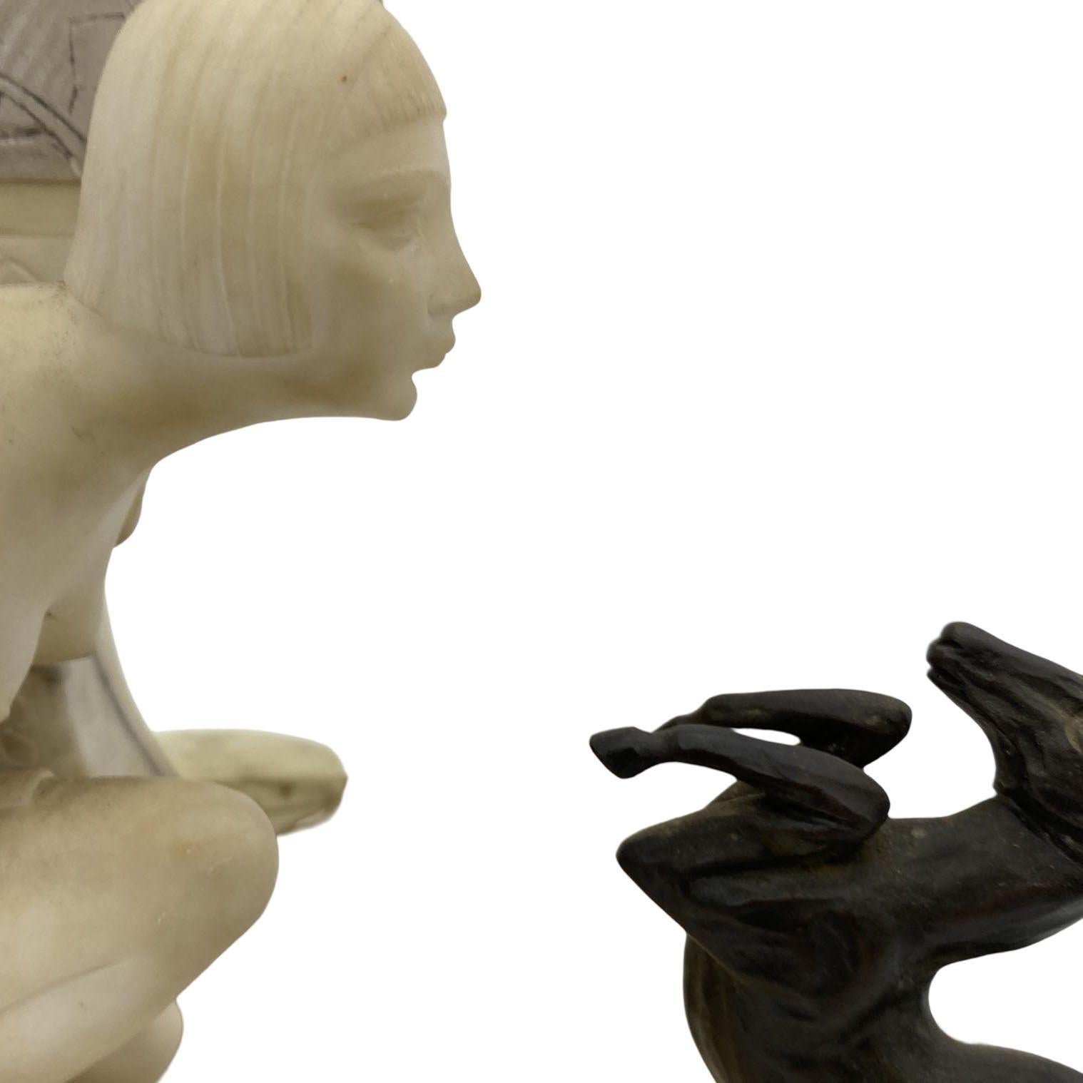 Lampada da tavolo in alabastro con gazzella in bronzo intagliata a mano in stile Art Carved. in vendita 2