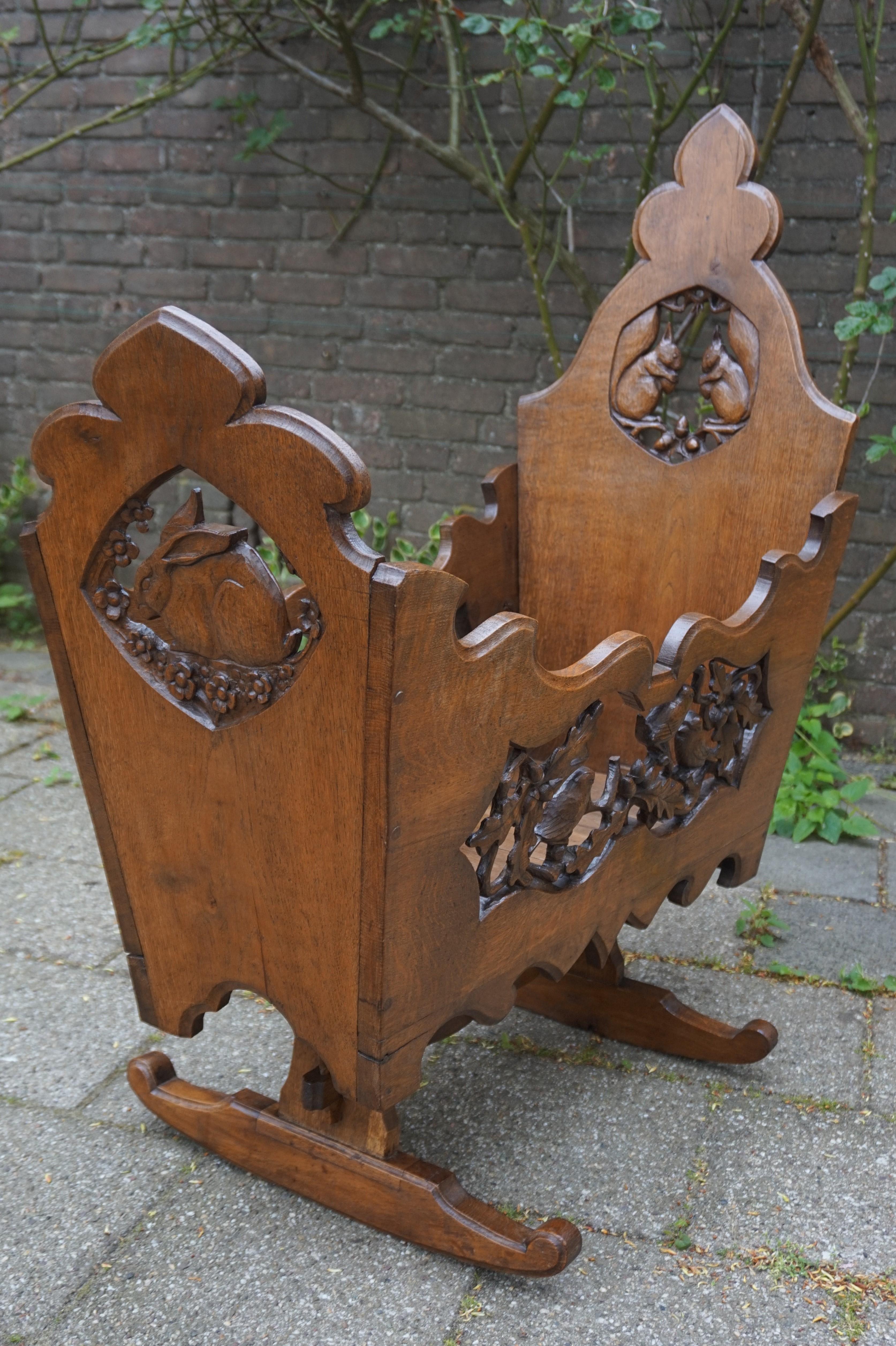 Européen Lit/berceau pour bébé ou poupée Arts & Crafts sculpté à la main avec écureuil, lapin et moisson