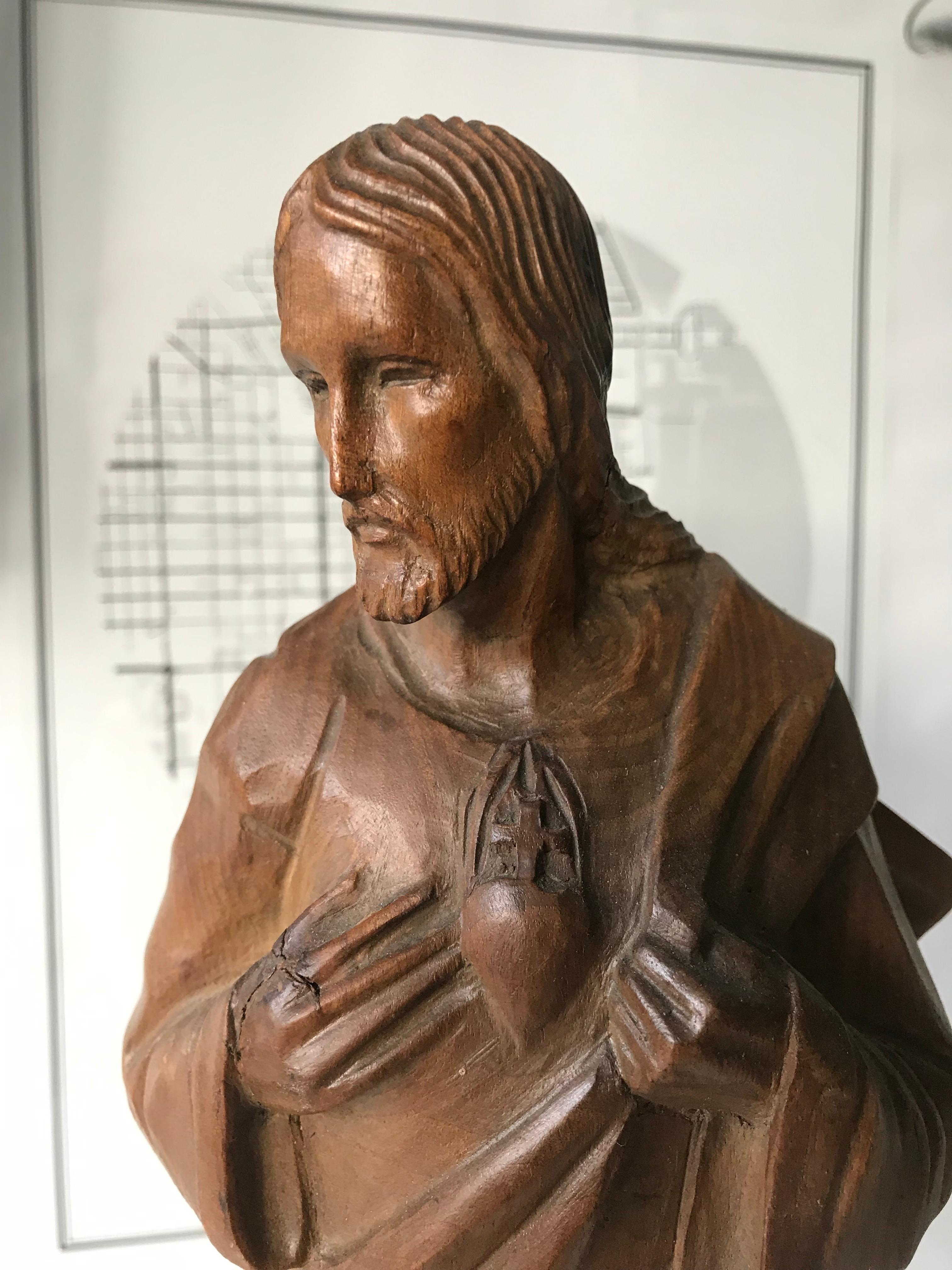 Handgeschnitzte Skulptur „Sacred Heart of Christ“ aus der Arts and Crafts-Ära auf Marmorsockel (Europäisch) im Angebot