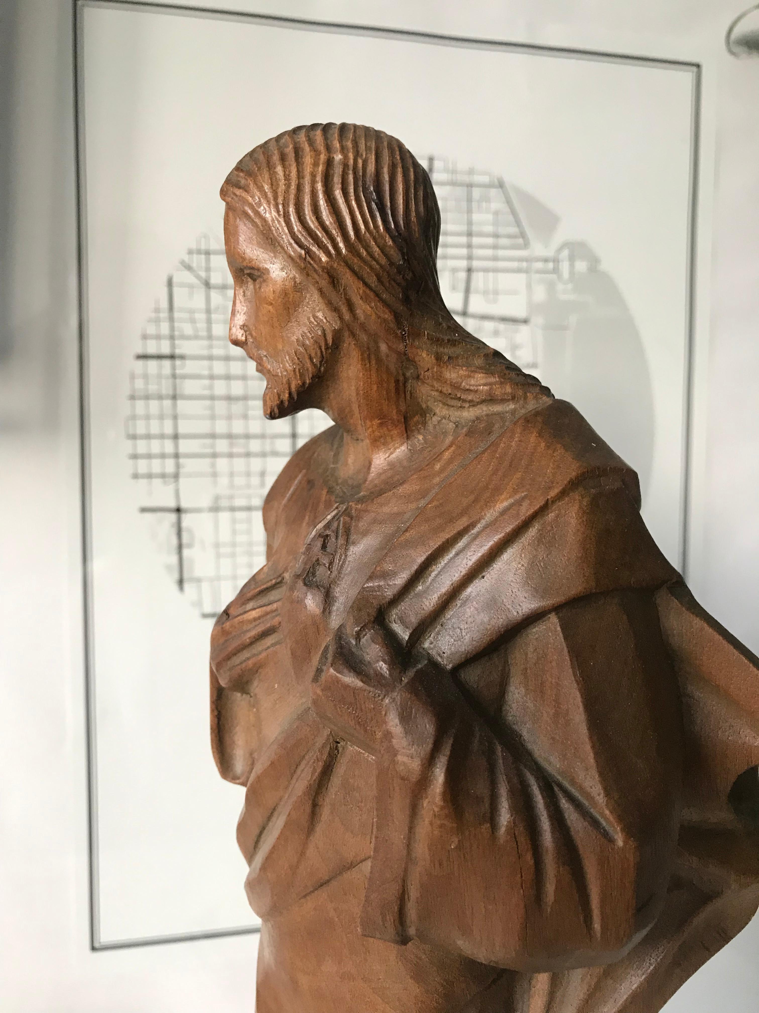 Handgeschnitzte Skulptur „Sacred Heart of Christ“ aus der Arts and Crafts-Ära auf Marmorsockel im Zustand „Gut“ im Angebot in Lisse, NL