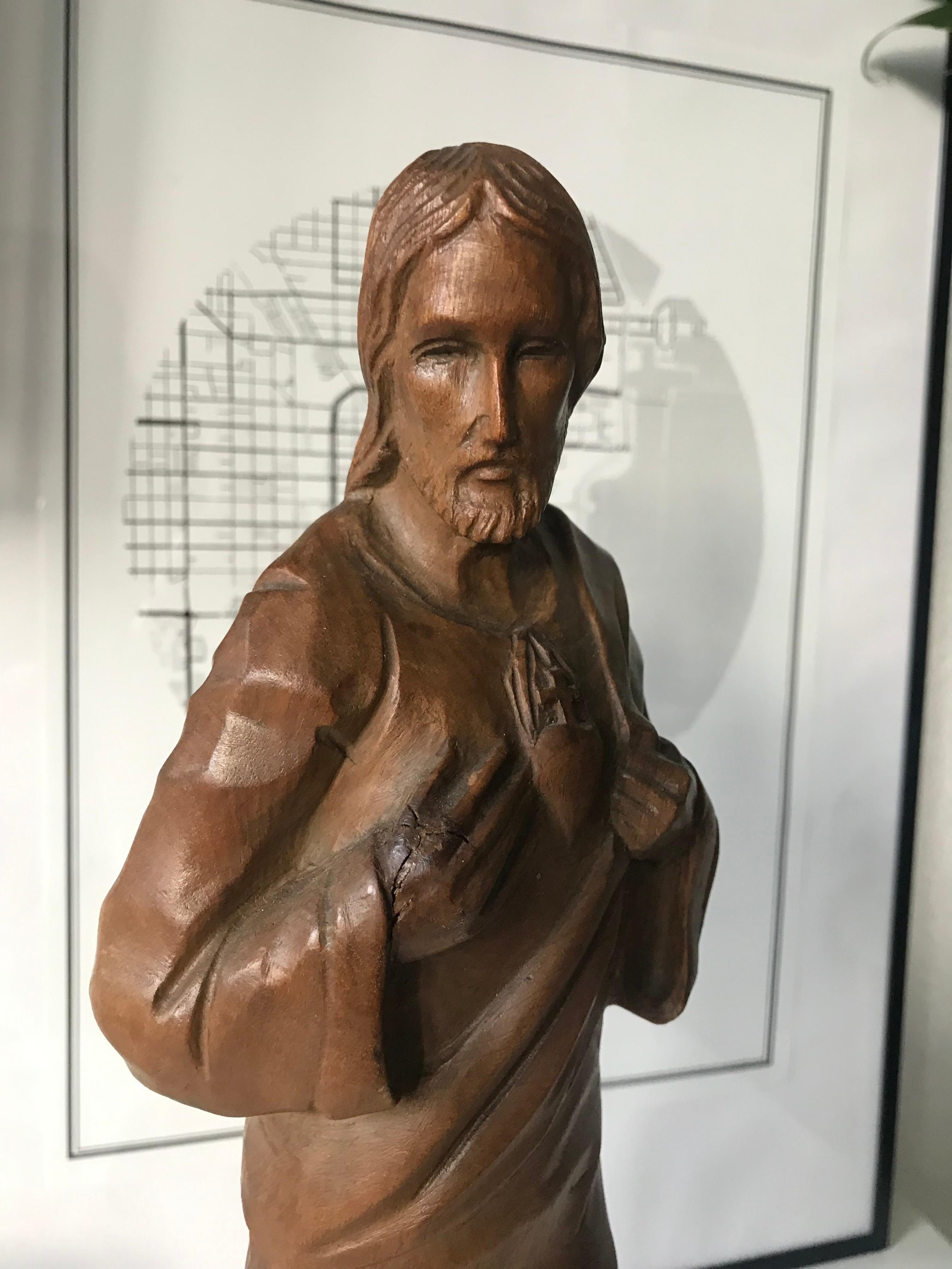 Handgeschnitzte Skulptur „Sacred Heart of Christ“ aus der Arts and Crafts-Ära auf Marmorsockel im Angebot 3