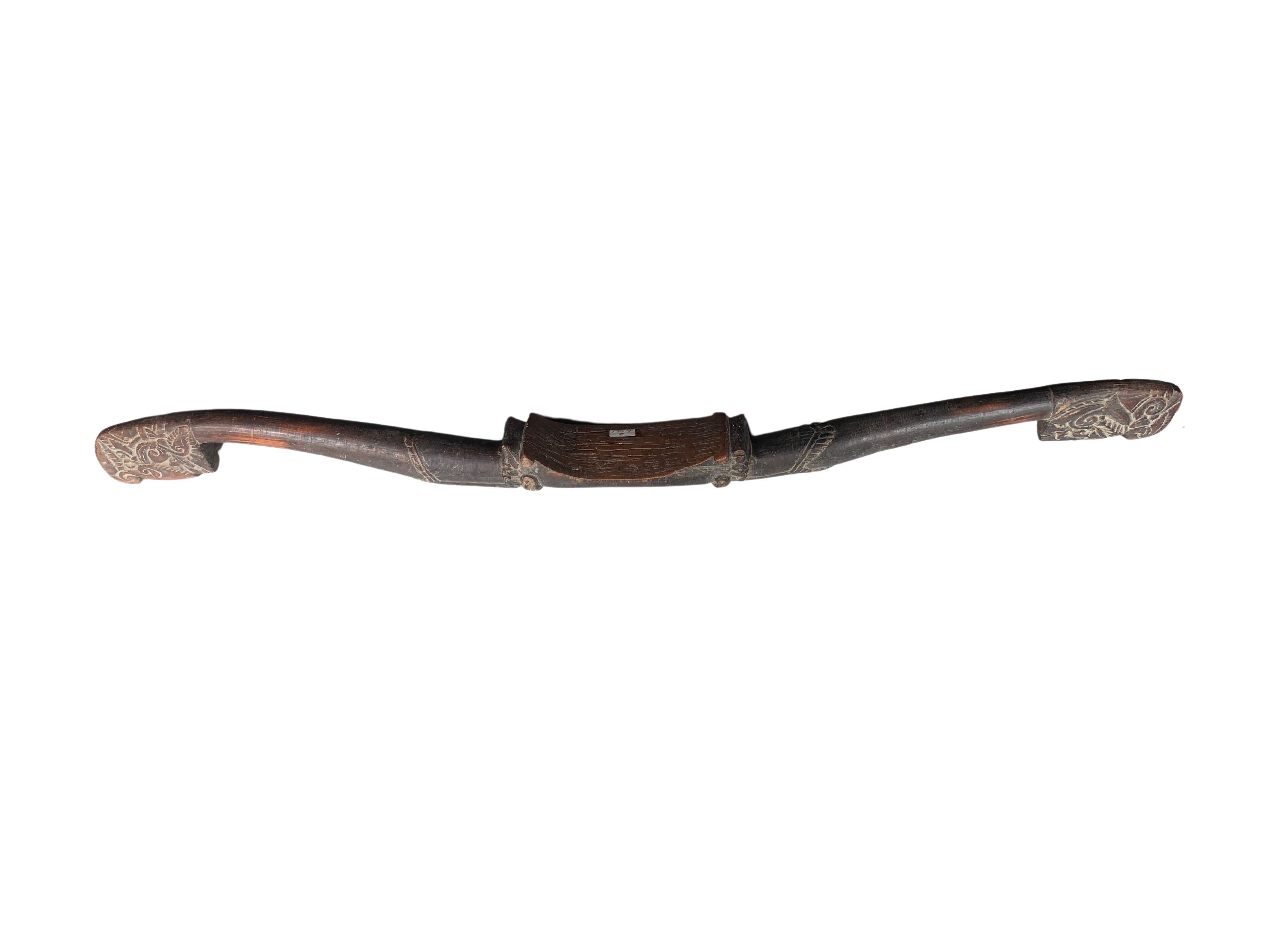 Tallado a mano en madera, es un magnífico ejemplo de telar de cintura, un componente esencial del tejido Ikat. El telar de cintura actual procede de la isla de Madura, frente a la costa noreste de Java. La sección curvada se ajustaba a la espalda de