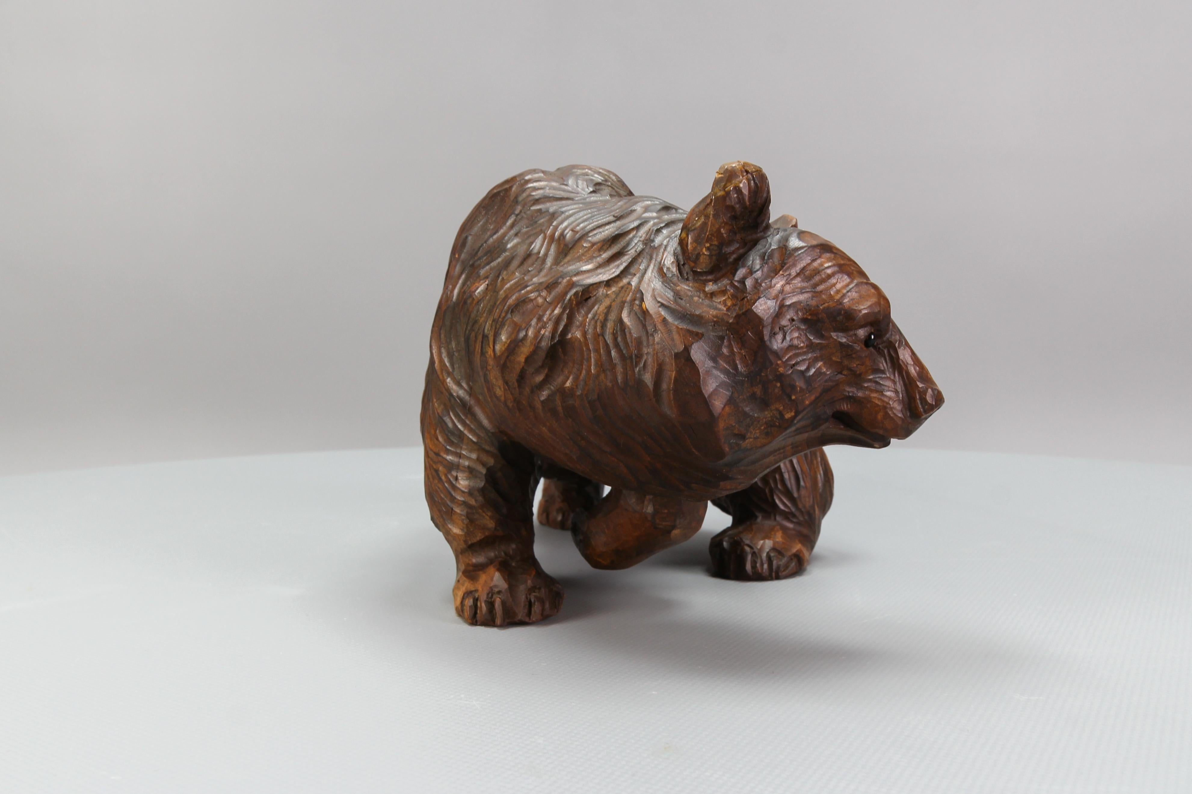 Milieu du XXe siècle Figurine d'ours sculptée à la main avec des yeux en verre, Allemagne, vers les années 1930 en vente