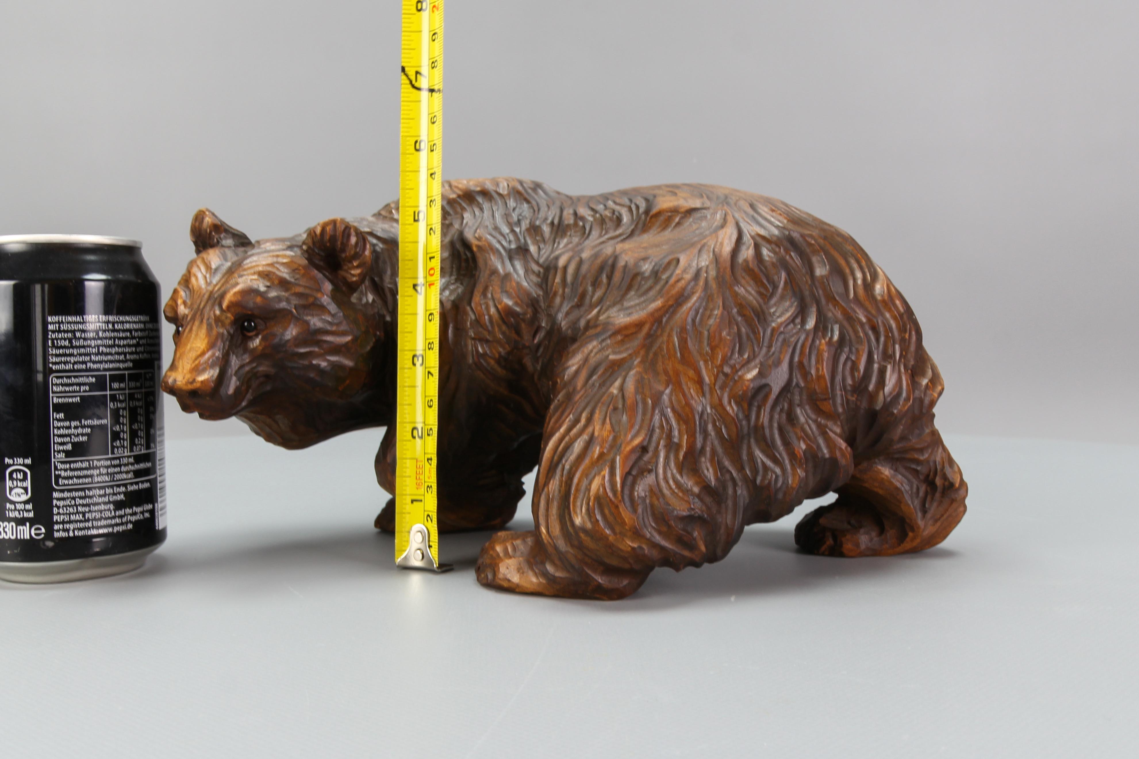 Figurine d'ours sculptée à la main avec des yeux en verre, Allemagne, vers les années 1930 en vente 1