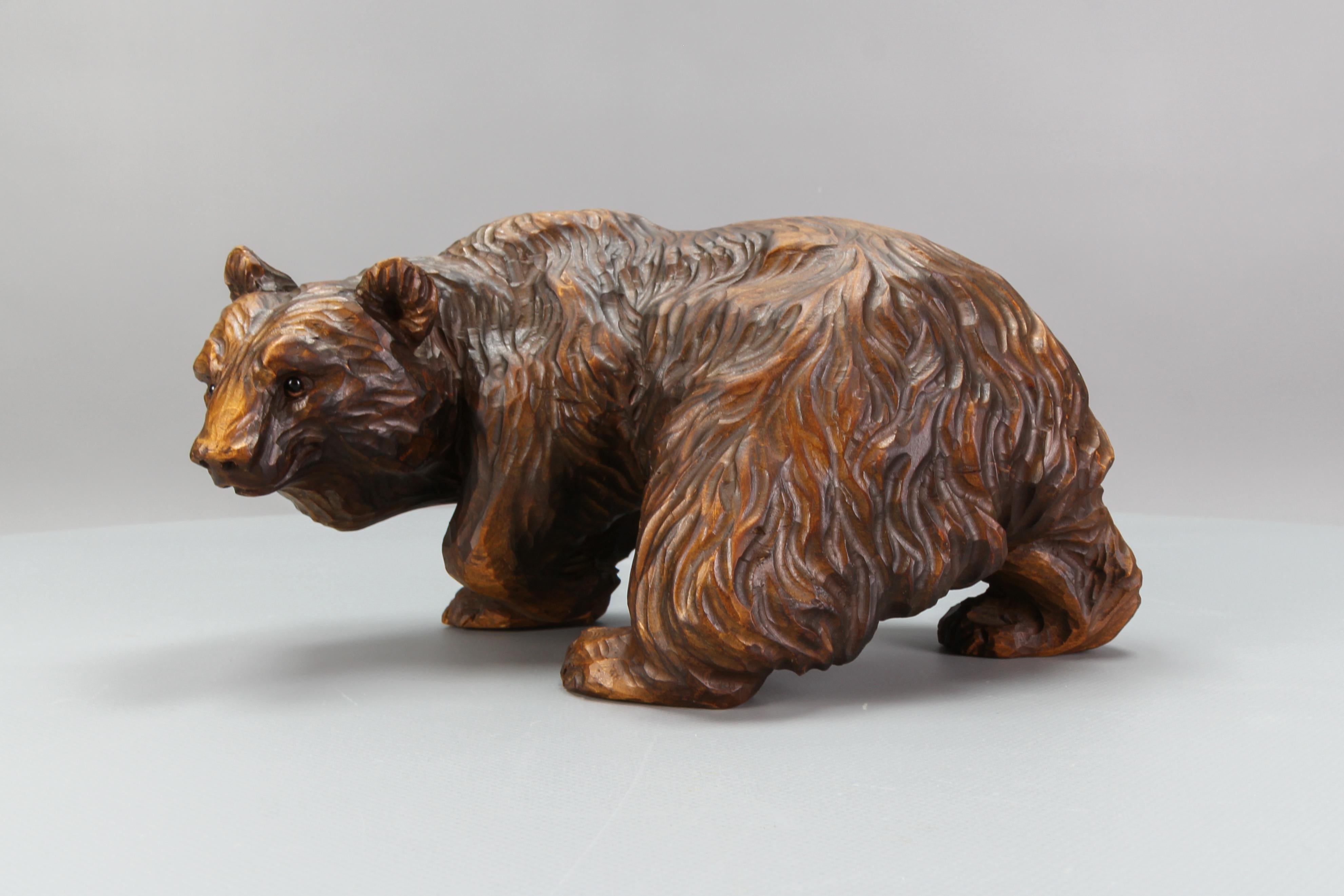 Sculpture d'ours sculptée à la main avec des yeux en verre, Allemagne, vers les années 1930.
Une belle figurine d'ours en bois de tilleul, sculptée à la main de façon magistrale, avec des yeux en verre, des traits très détaillés et une fourrure.
