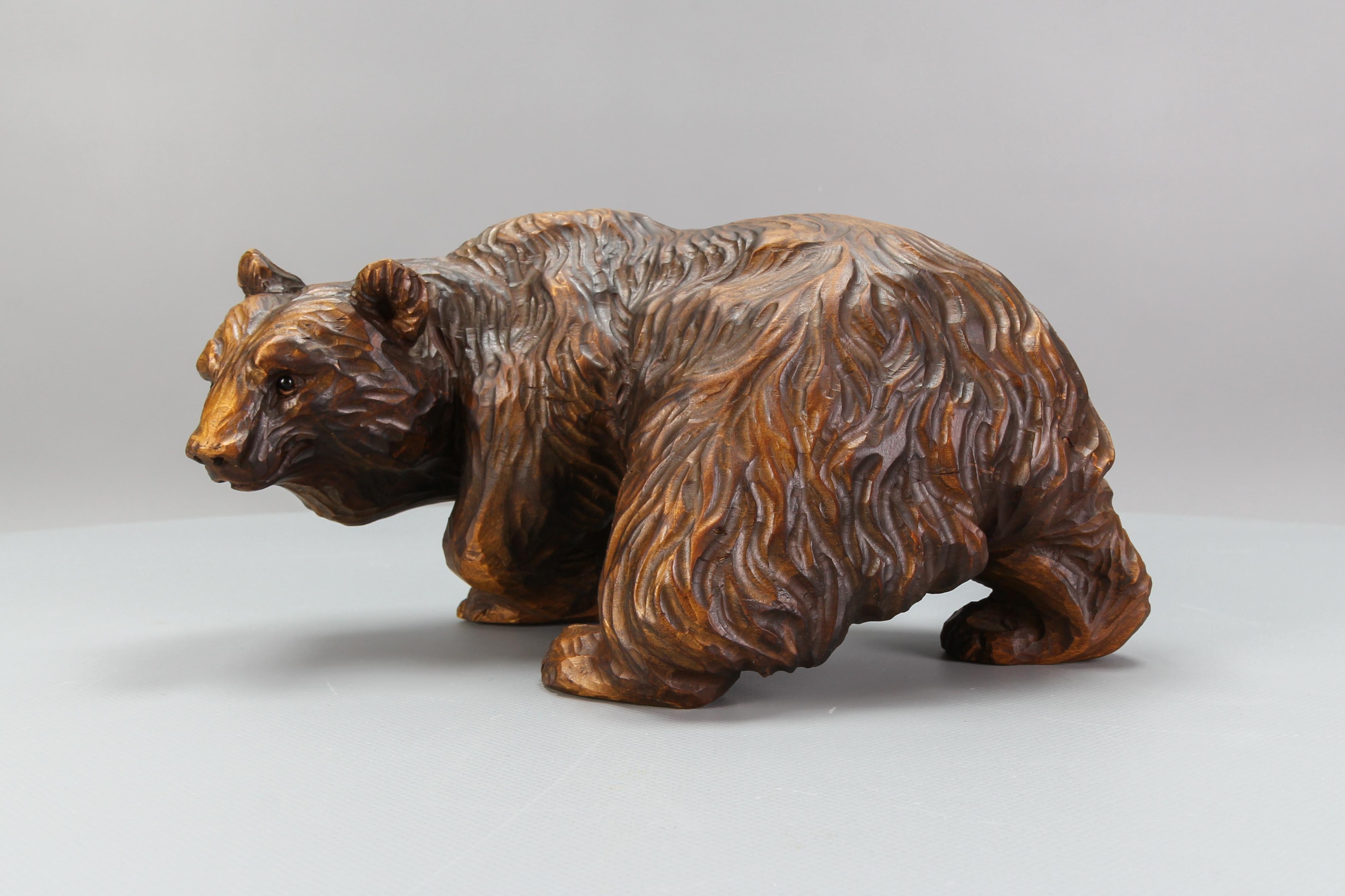 Figurine d'ours sculptée à la main avec des yeux en verre, Allemagne, vers les années 1930 en vente 9