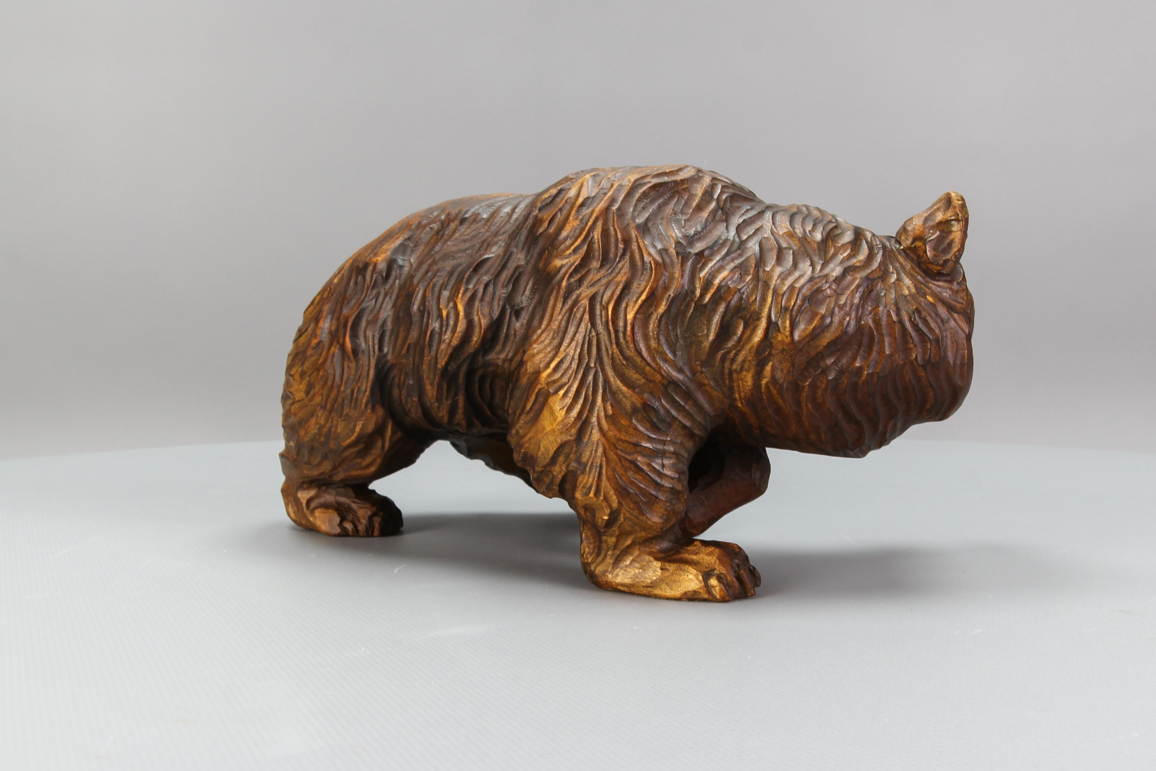 Art déco Figurine d'ours sculptée à la main avec des yeux en verre, Allemagne, vers les années 1930 en vente