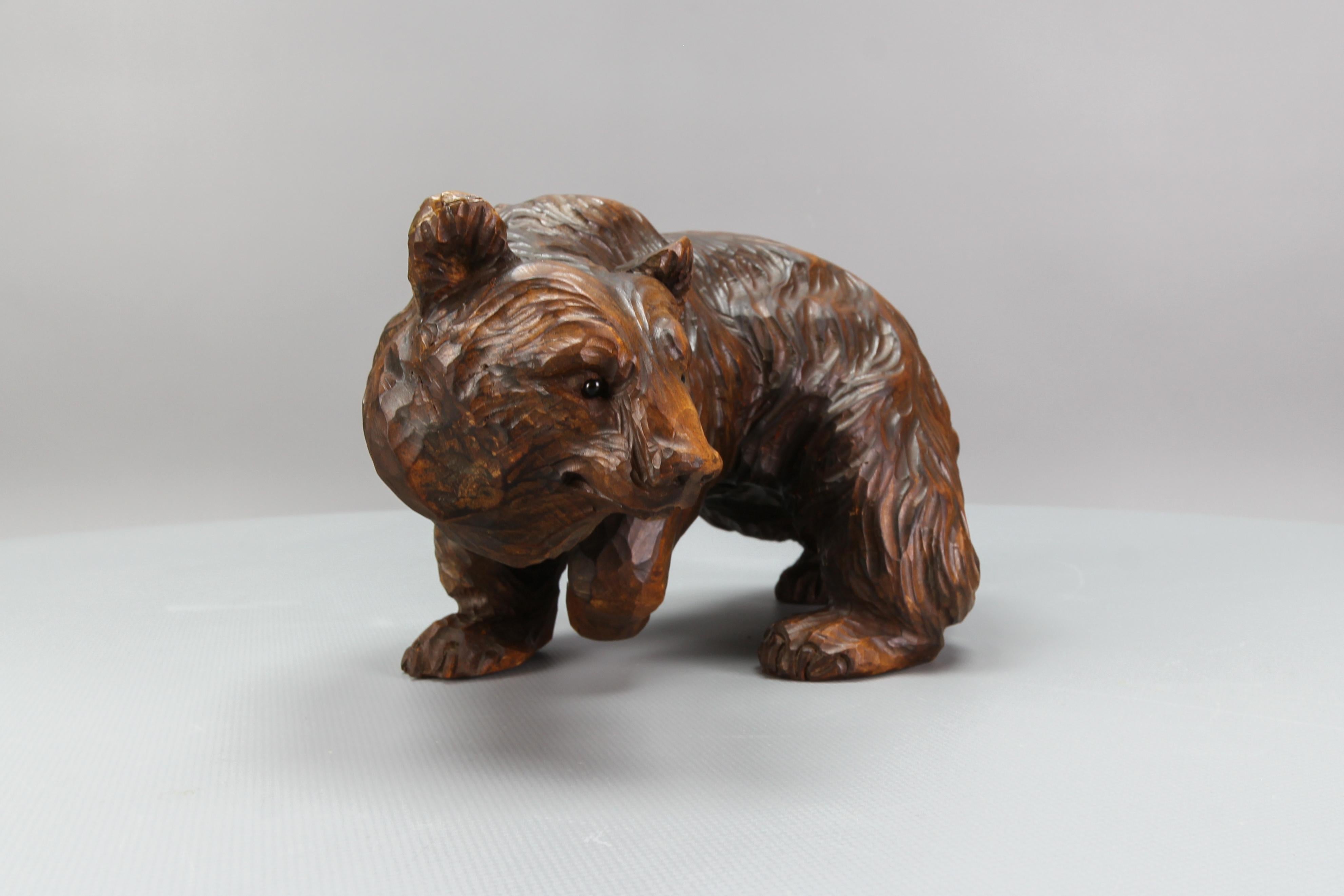 Allemand Figurine d'ours sculptée à la main avec des yeux en verre, Allemagne, vers les années 1930 en vente