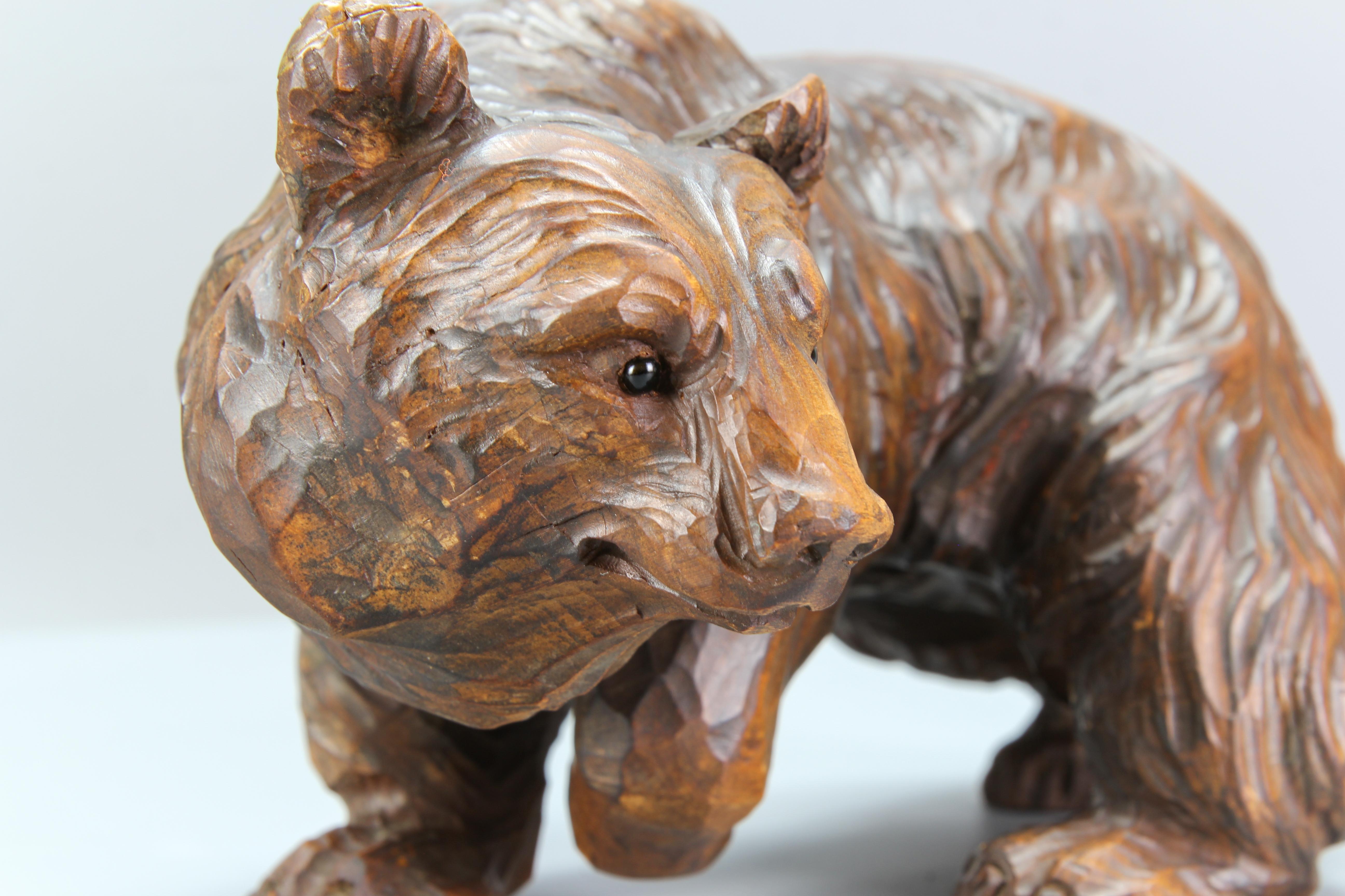 Sculpté à la main Figurine d'ours sculptée à la main avec des yeux en verre, Allemagne, vers les années 1930 en vente