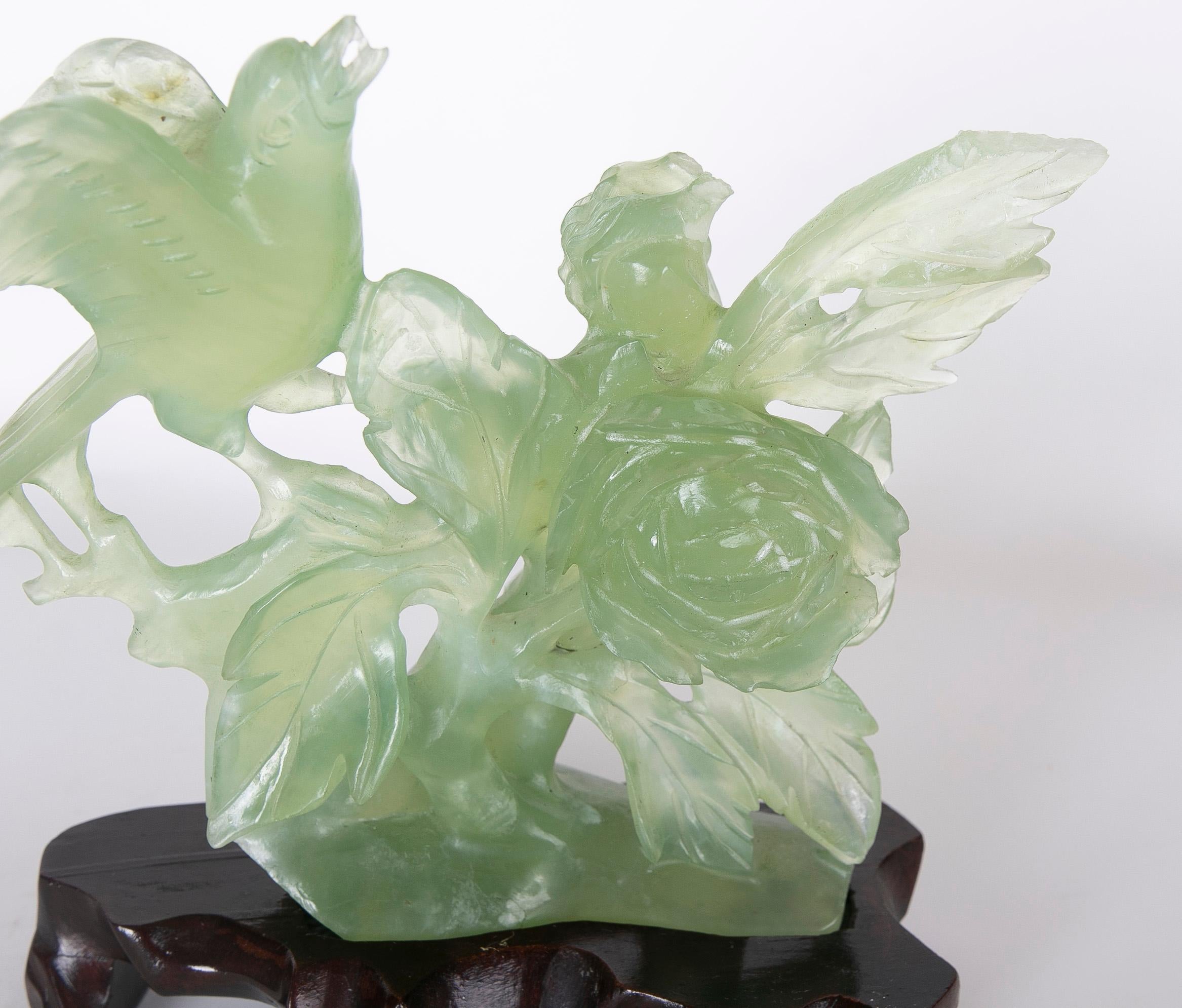 Handgeschnitzte Vogel-Jadeit-Skulptur mit Blumen und Holzsockel im Angebot 6