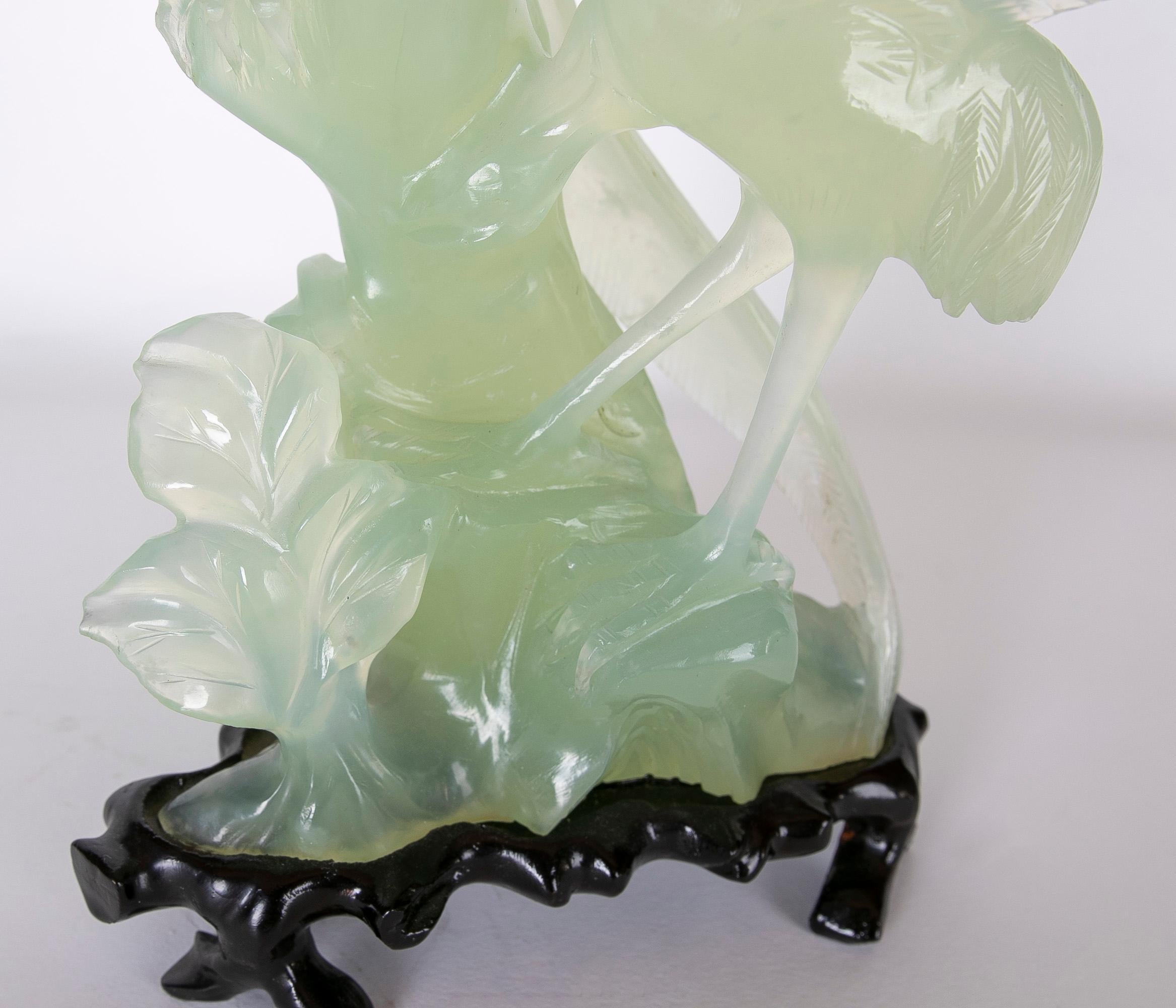 Handgeschnitzte Vogel-Jadeit-Skulptur mit Blumen und Holzsockel im Angebot 7