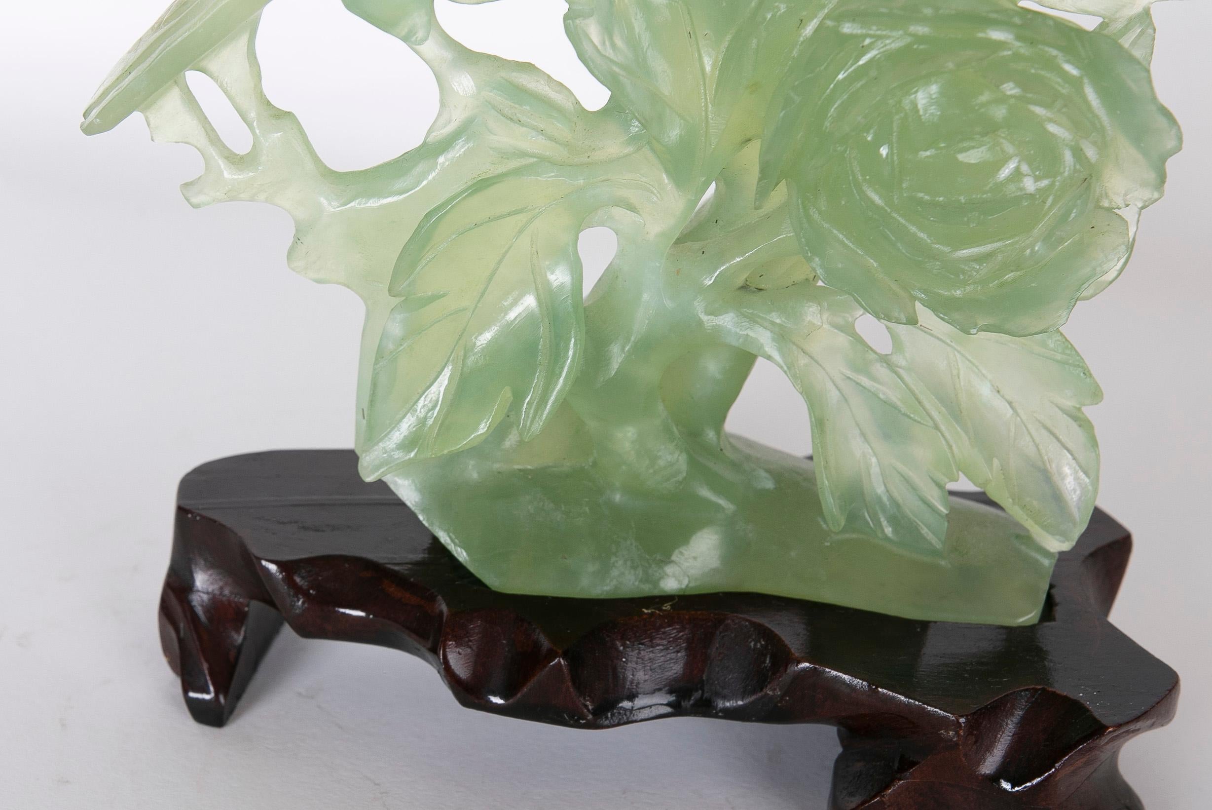 Handgeschnitzte Vogel-Jadeit-Skulptur mit Blumen und Holzsockel im Angebot 7