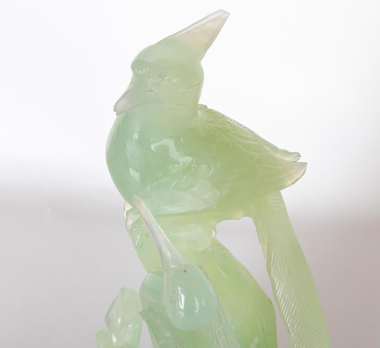 Handgeschnitzte Vogel-Jadeit-Skulptur mit Blumen und Holzsockel im Angebot 8