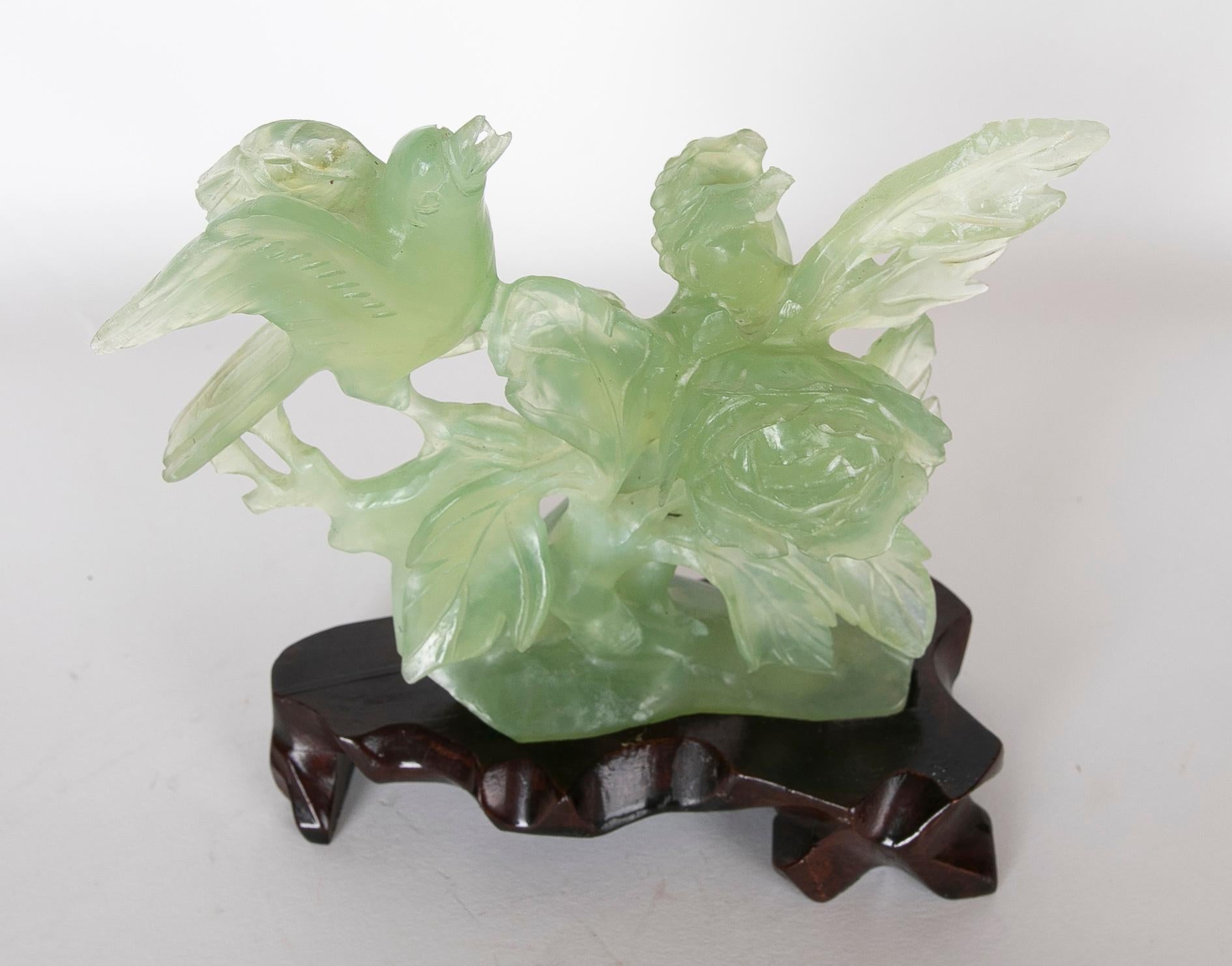 Handgeschnitzte Vogel-Jadeit-Skulptur mit Blumen und Holzsockel im Angebot 9