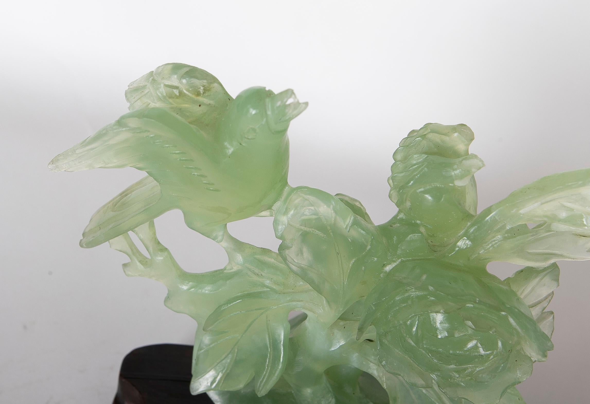 Handgeschnitzte Vogel-Jadeit-Skulptur mit Blumen und Holzsockel im Angebot 10