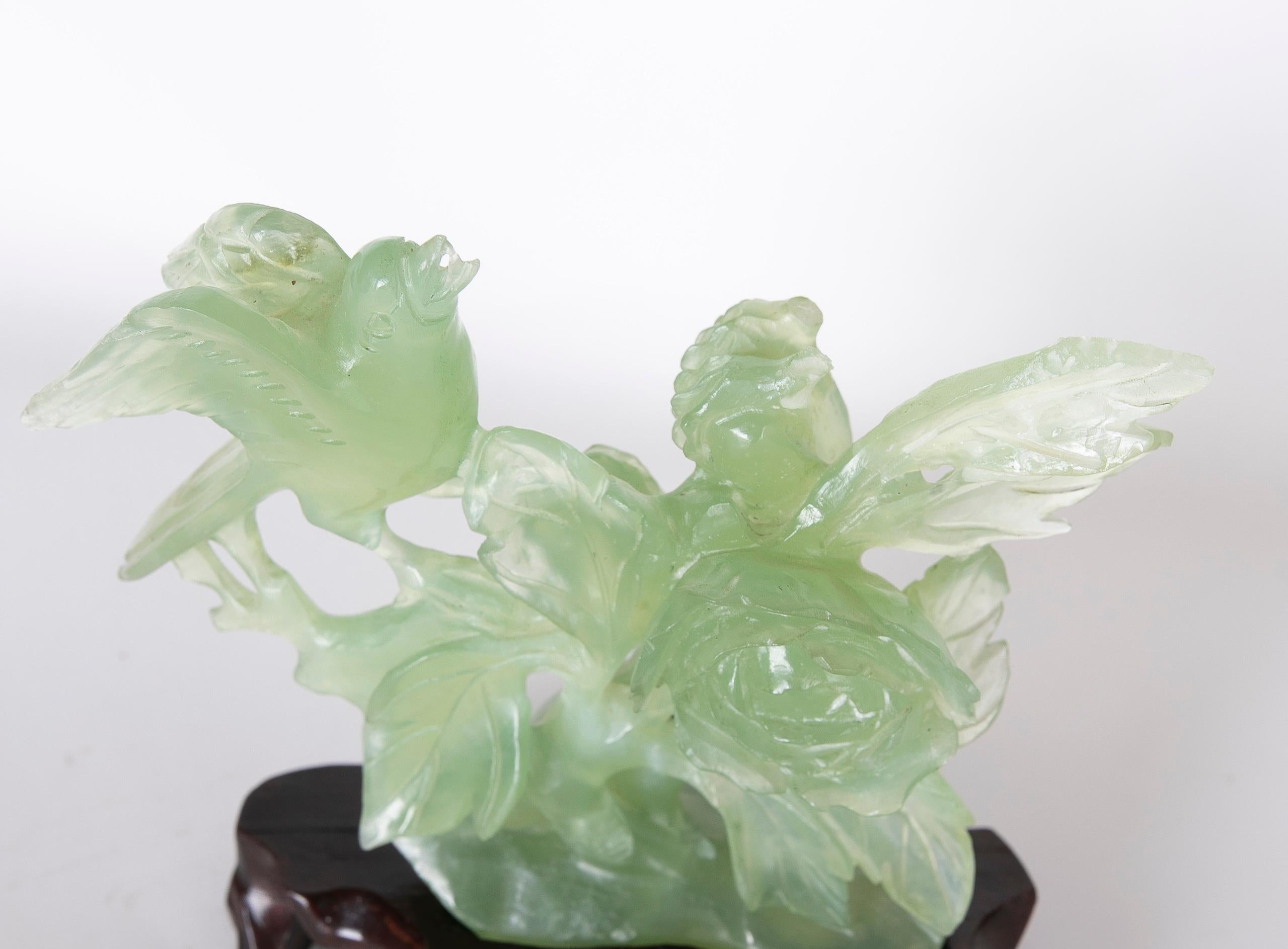 Handgeschnitzte Vogel-Jadeit-Skulptur mit Blumen und Holzsockel im Angebot 11