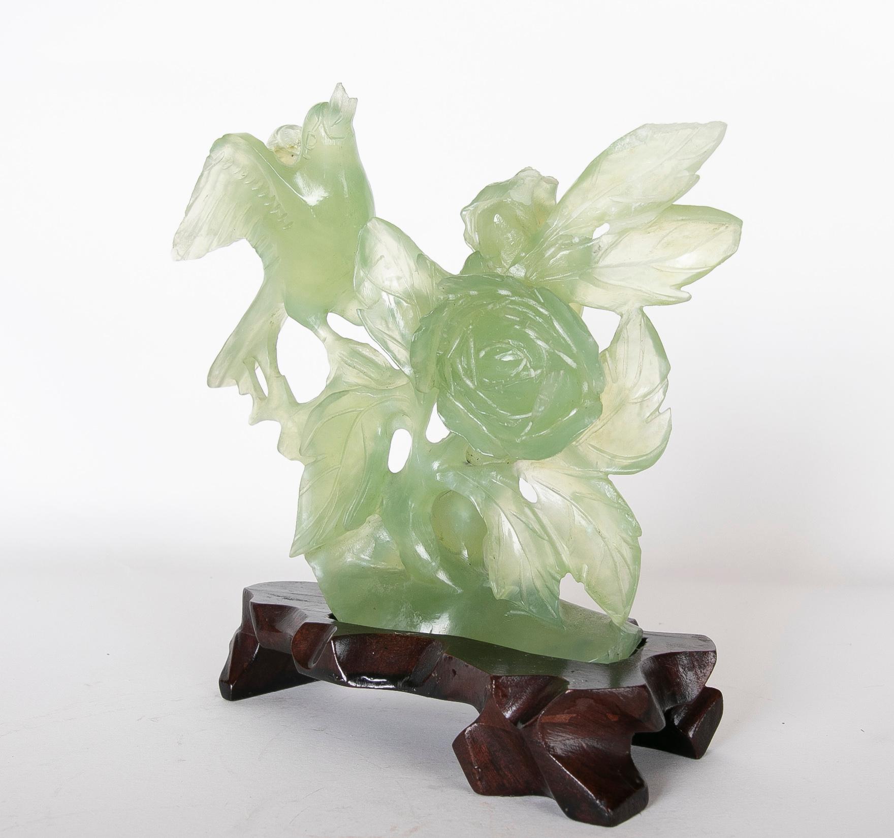 Handgeschnitzte Vogel-Jadeit-Skulptur mit Blumen und Holzsockel (Asiatisch) im Angebot