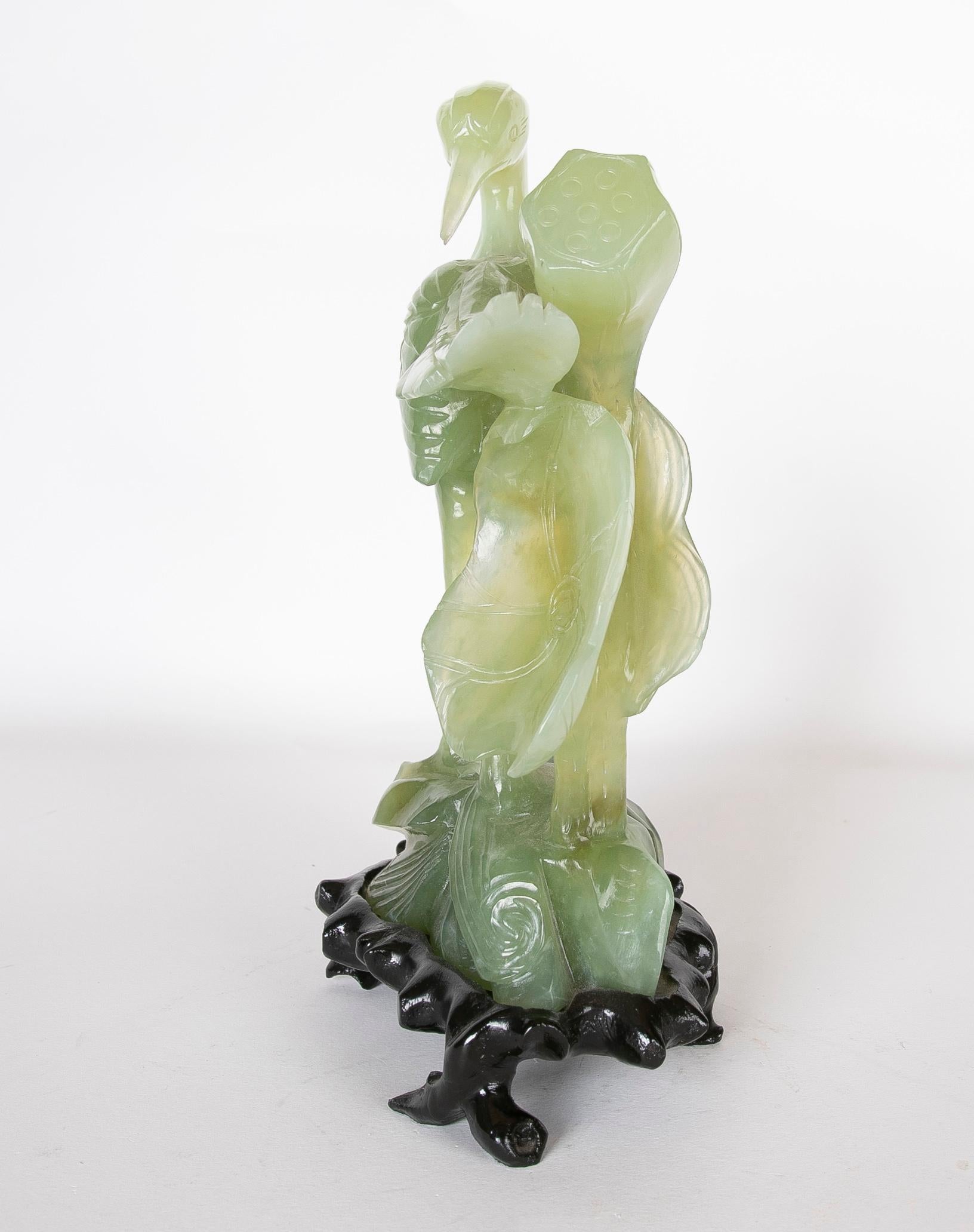 Hand-Carved Bird Jadeite Sculpture with Flowers and Wooden Base In Good Condition For Sale In Marbella, ES