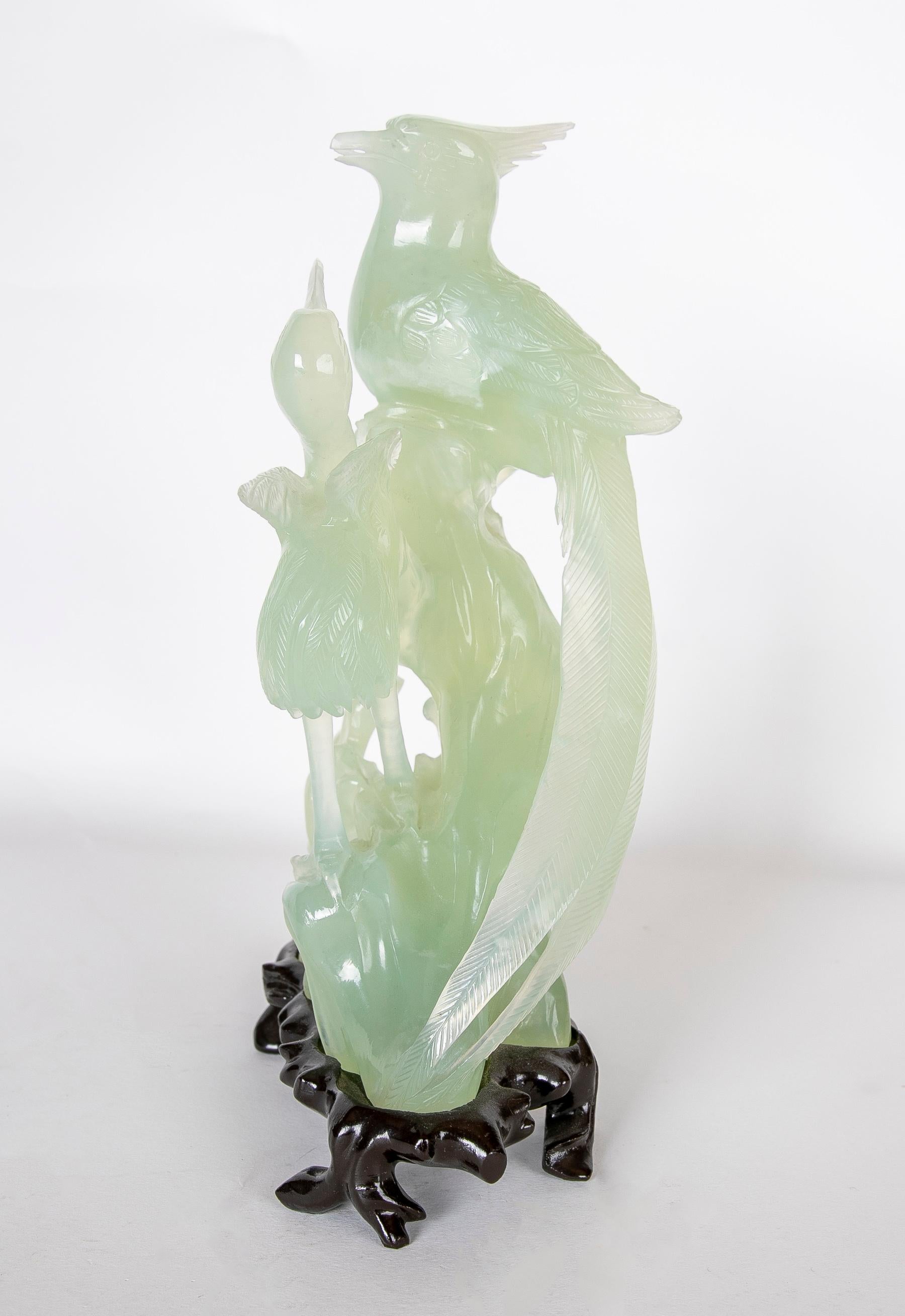 Hand-Carved Bird Jadeite Sculpture with Flowers and Wooden Base In Good Condition For Sale In Marbella, ES