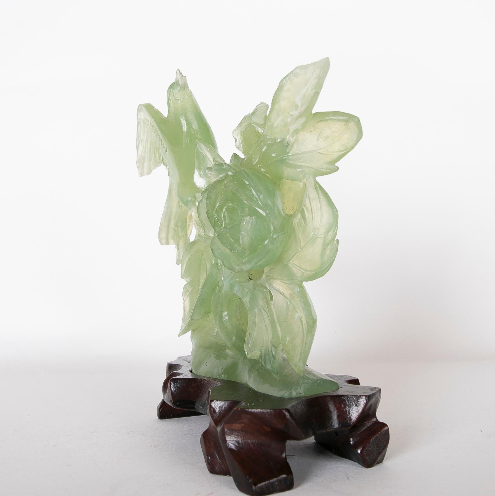 Handgeschnitzte Vogel-Jadeit-Skulptur mit Blumen und Holzsockel im Zustand „Gut“ im Angebot in Marbella, ES