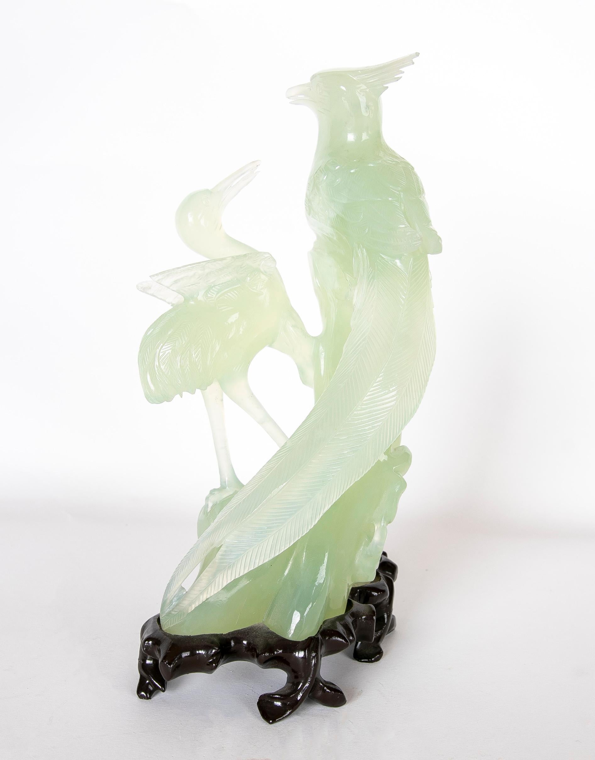 Handgeschnitzte Vogel-Jadeit-Skulptur mit Blumen und Holzsockel (20. Jahrhundert) im Angebot