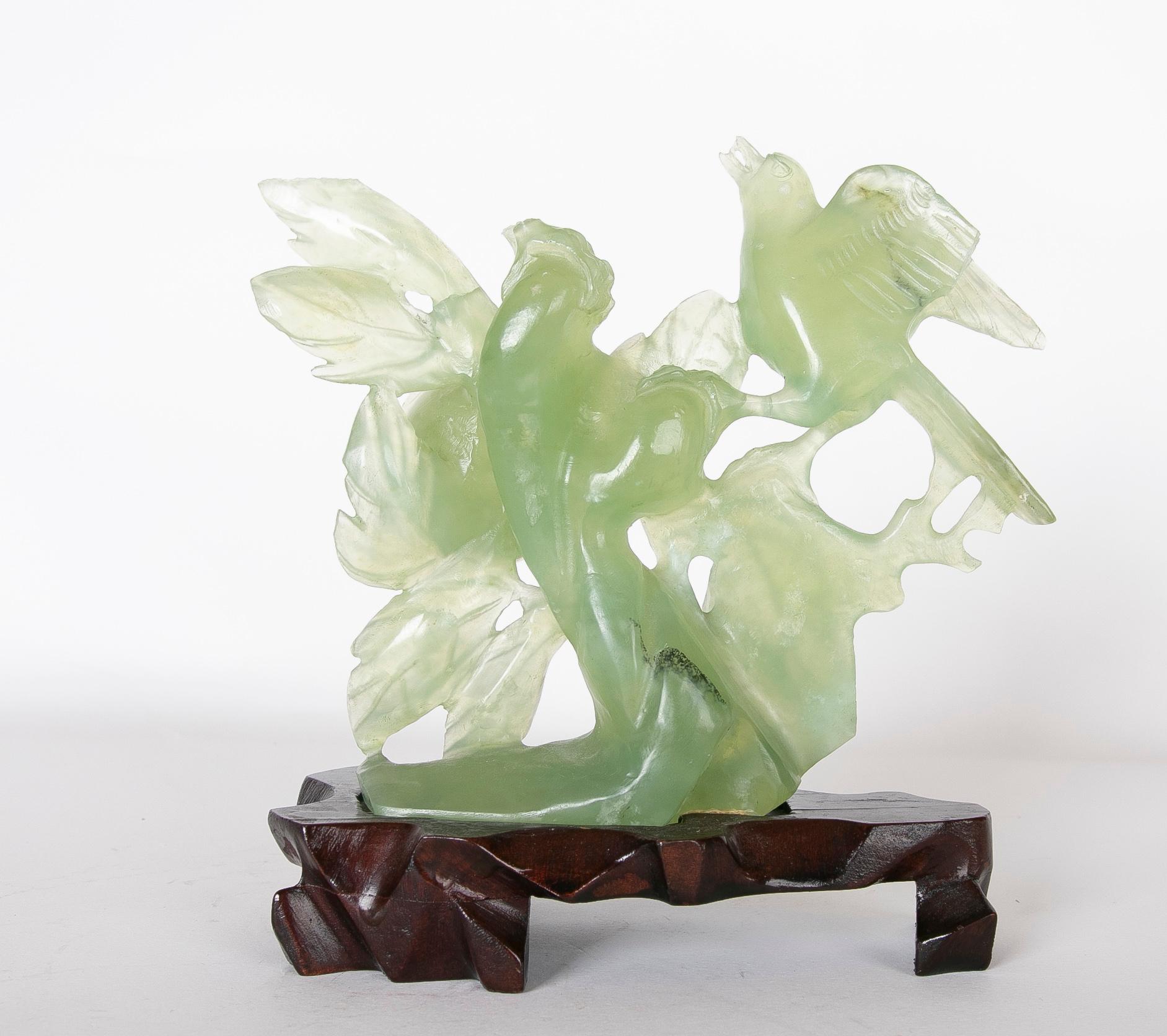 Handgeschnitzte Vogel-Jadeit-Skulptur mit Blumen und Holzsockel (Stein) im Angebot