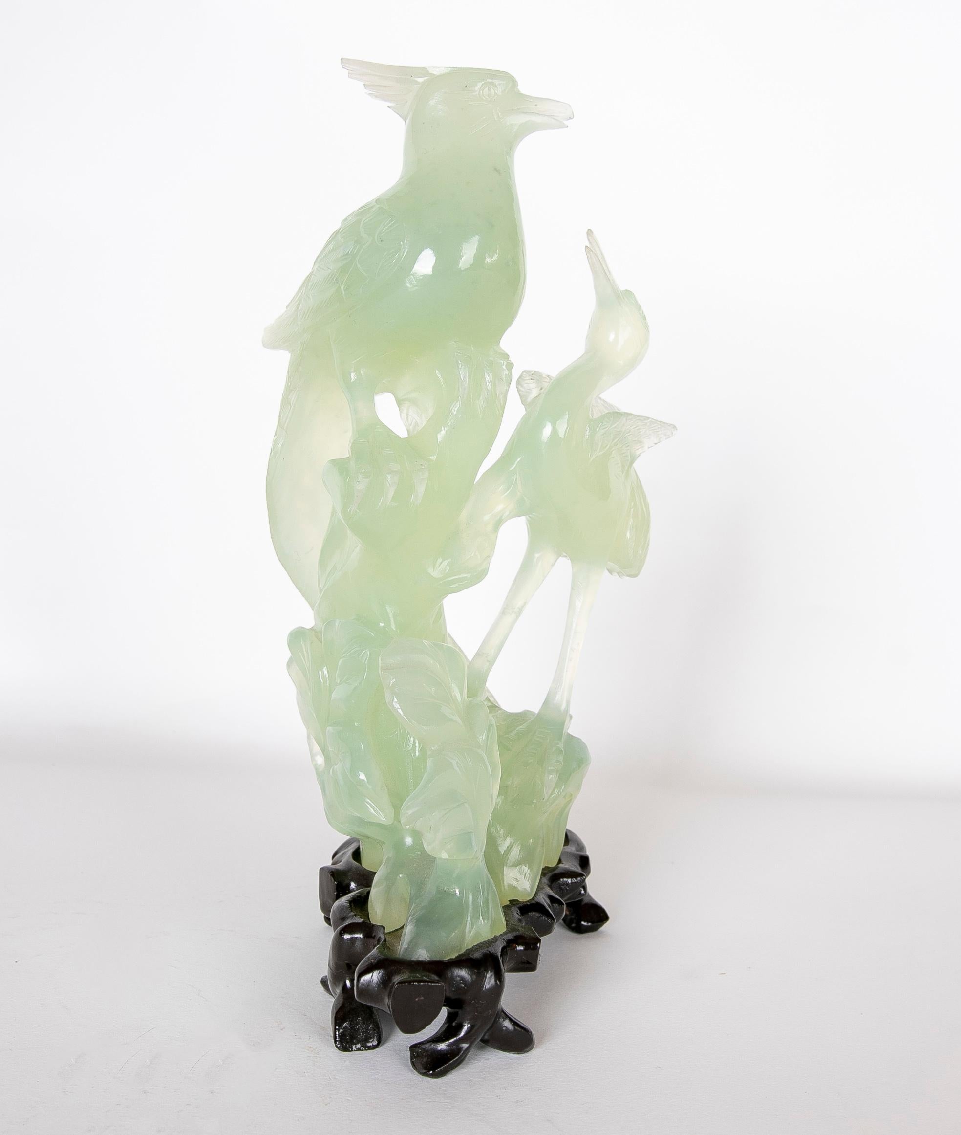 Handgeschnitzte Vogel-Jadeit-Skulptur mit Blumen und Holzsockel im Angebot 1