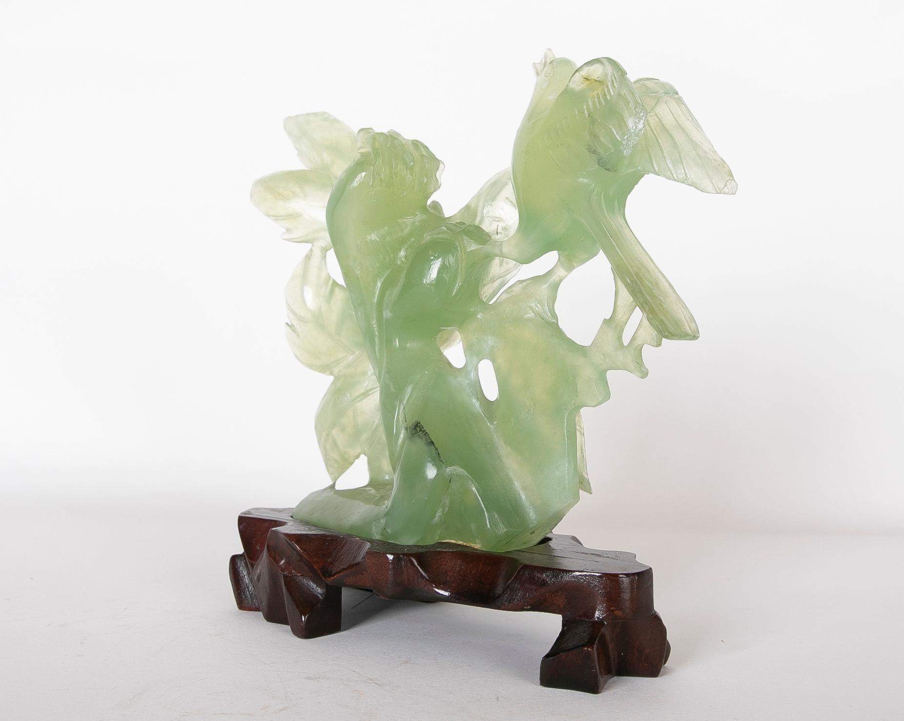 Handgeschnitzte Vogel-Jadeit-Skulptur mit Blumen und Holzsockel im Angebot 1