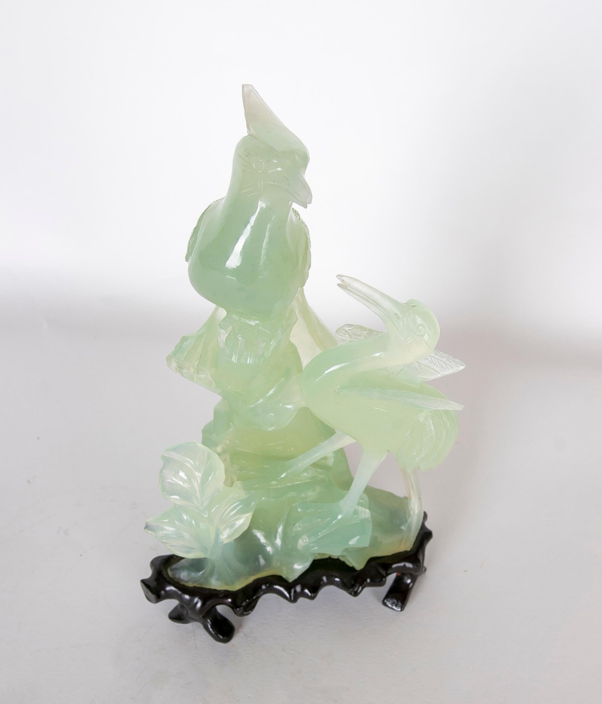 Handgeschnitzte Vogel-Jadeit-Skulptur mit Blumen und Holzsockel im Angebot 2