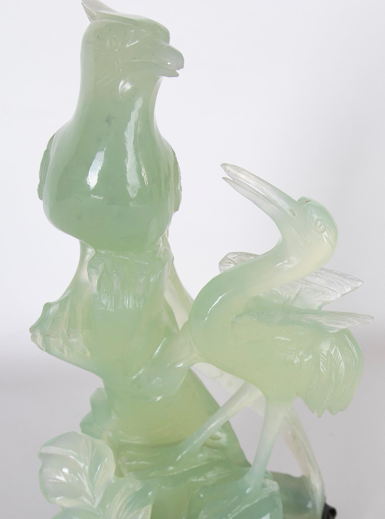 Handgeschnitzte Vogel-Jadeit-Skulptur mit Blumen und Holzsockel im Angebot 3