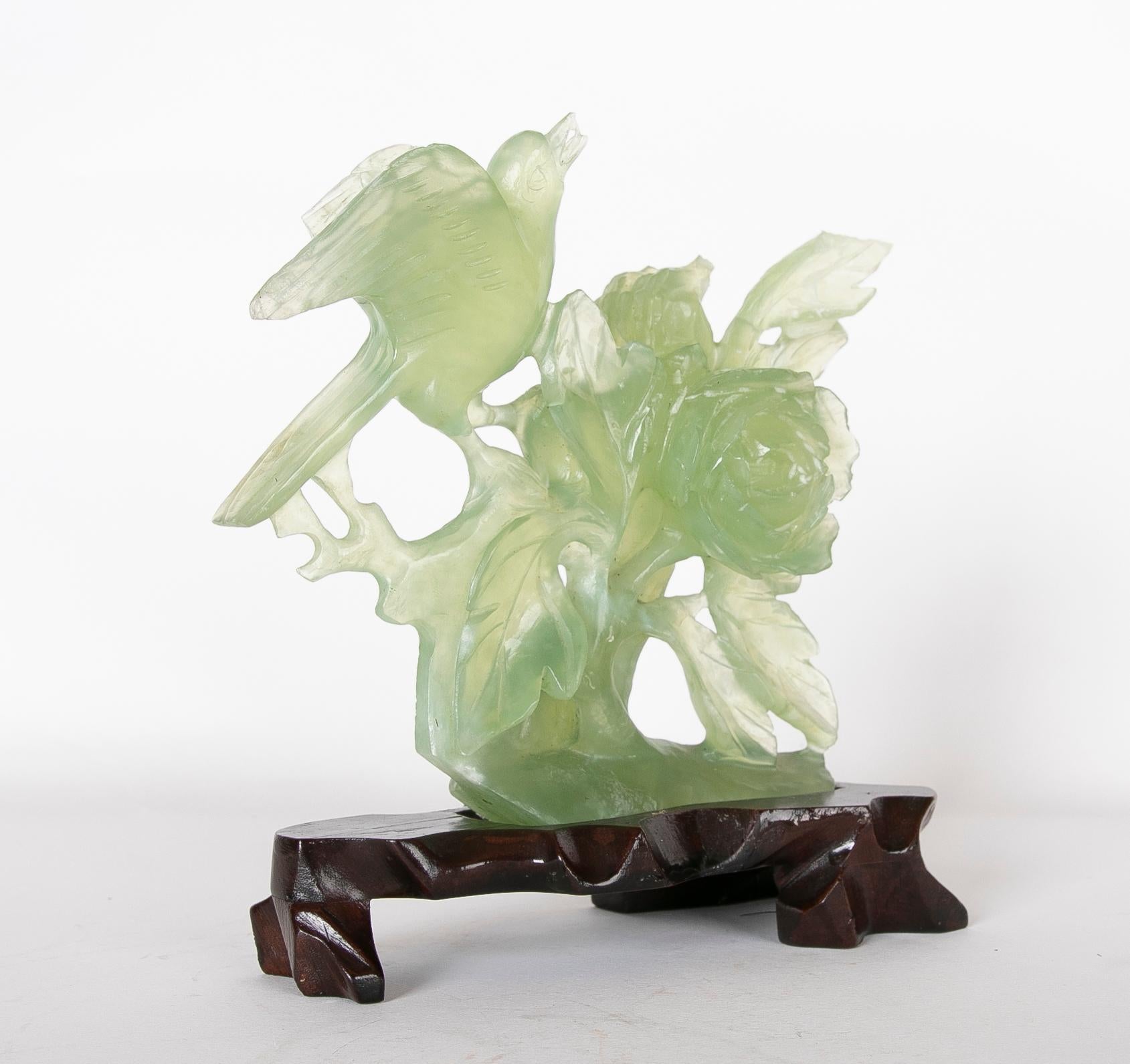 Handgeschnitzte Vogel-Jadeit-Skulptur mit Blumen und Holzsockel im Angebot 3
